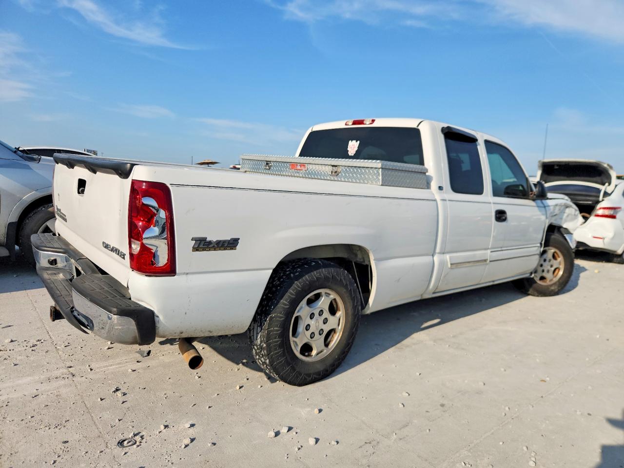 2003 Chevrolet Silverado C1500 White vin: 2GCEC19T831231978