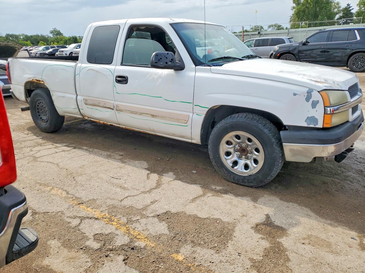 2005 Chevrolet Silverado C1500 Белый vin: 2GCEC19T951245276