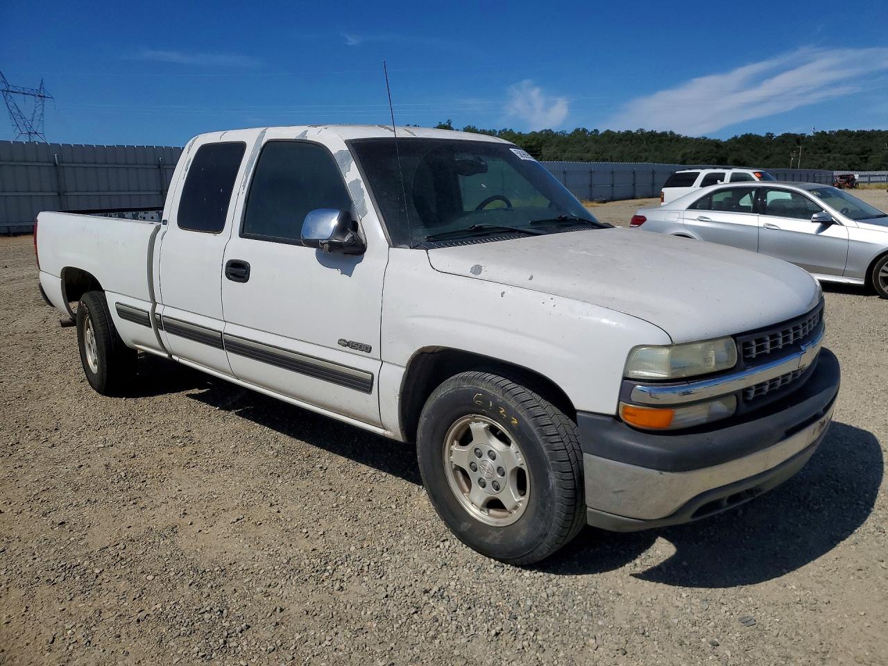 2001 Chevrolet Silverado C1500 White vin: 2GCEC19TX11114903
