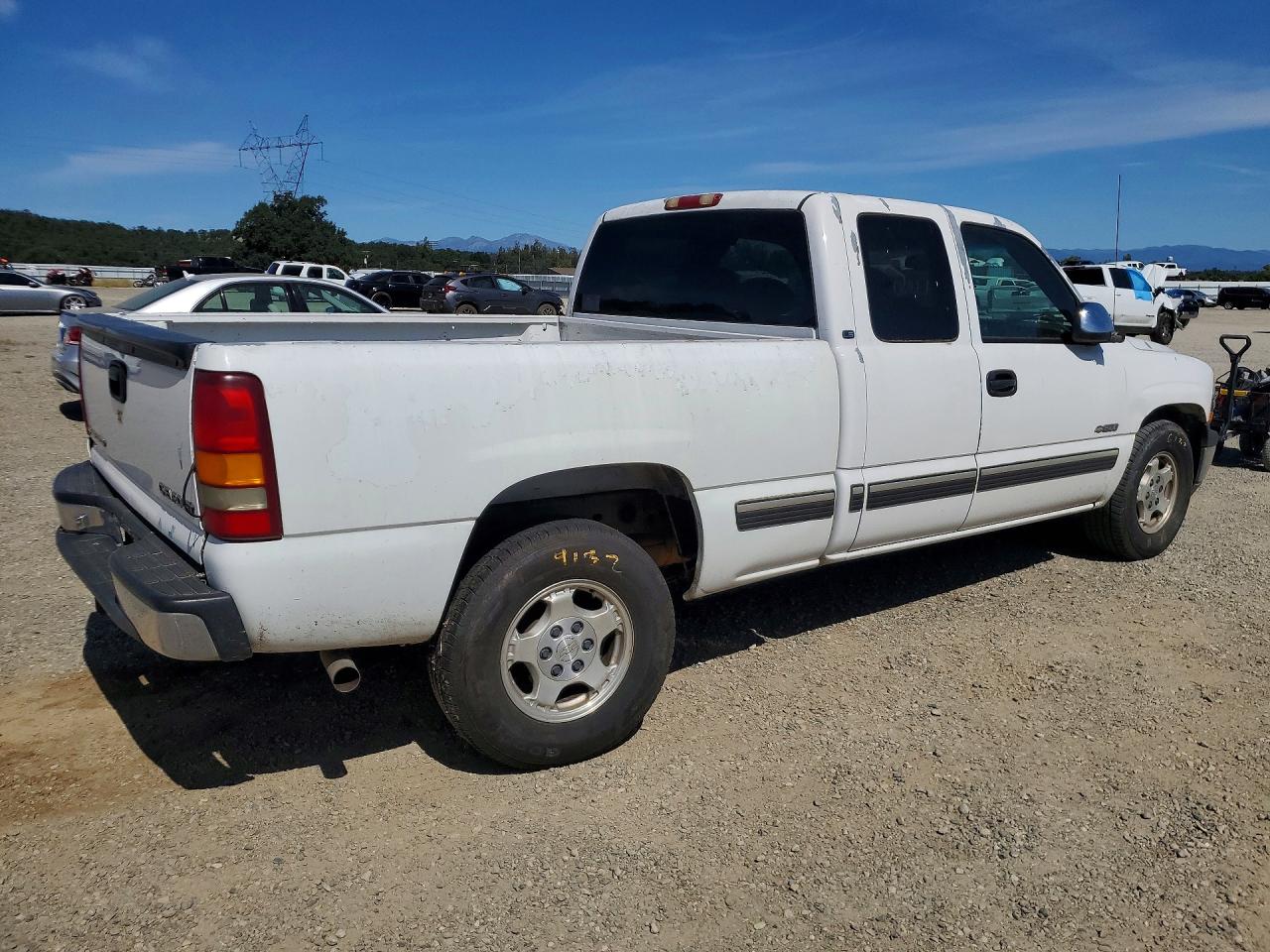 2001 Chevrolet Silverado C1500 White vin: 2GCEC19TX11114903