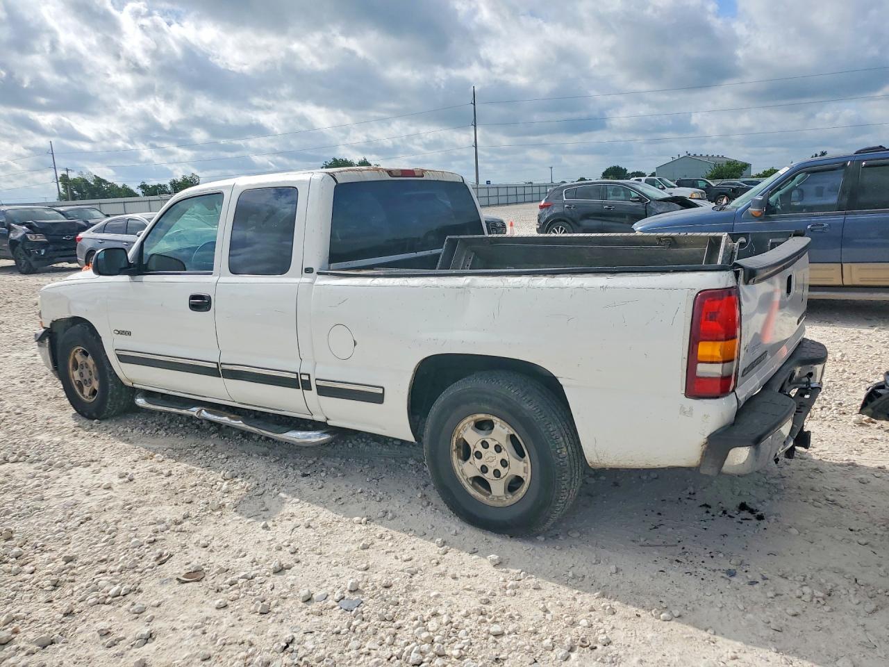 2002 Chevrolet Silverado C1500 White vin: 2GCEC19TX21187951