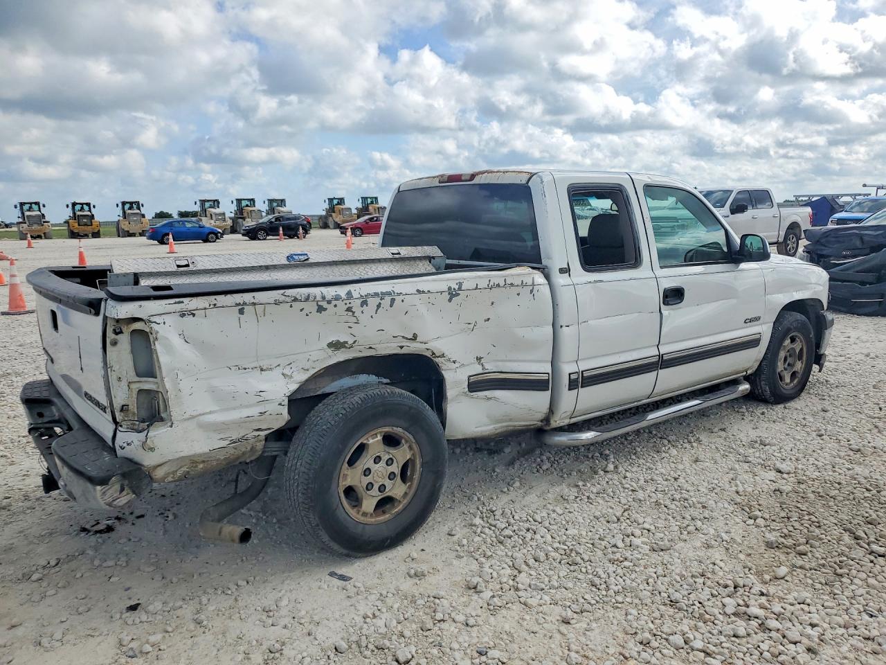 2002 Chevrolet Silverado C1500 White vin: 2GCEC19TX21187951