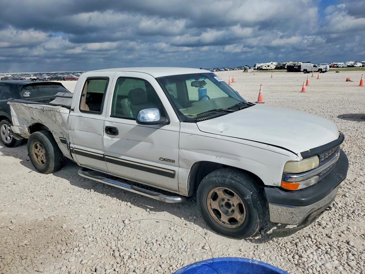 2002 Chevrolet Silverado C1500 White vin: 2GCEC19TX21187951