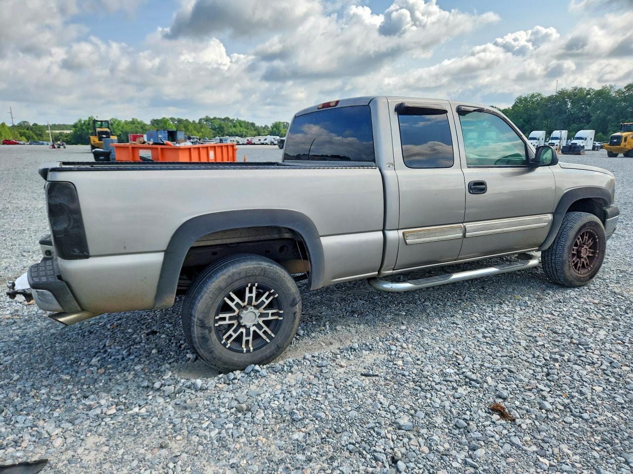 2003 Chevrolet Silverado C1500 Золотой vin: 2GCEC19V031212617