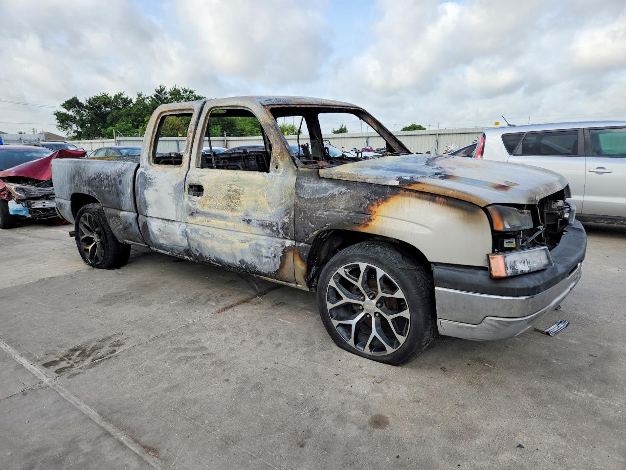 2004 Chevrolet Silverado C1500 Burn vin: 2GCEC19V041163033
