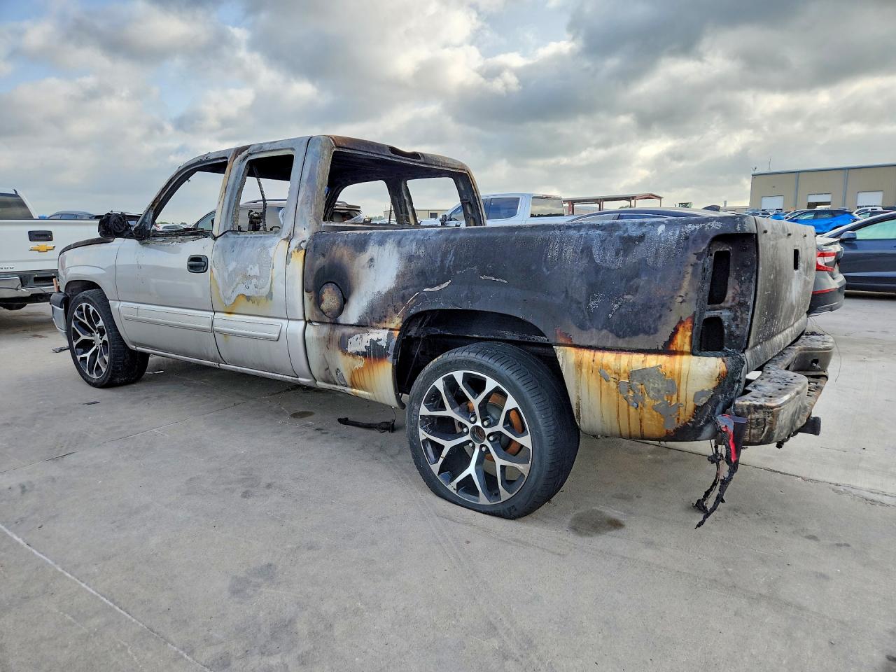 2004 Chevrolet Silverado C1500 Burn vin: 2GCEC19V041163033
