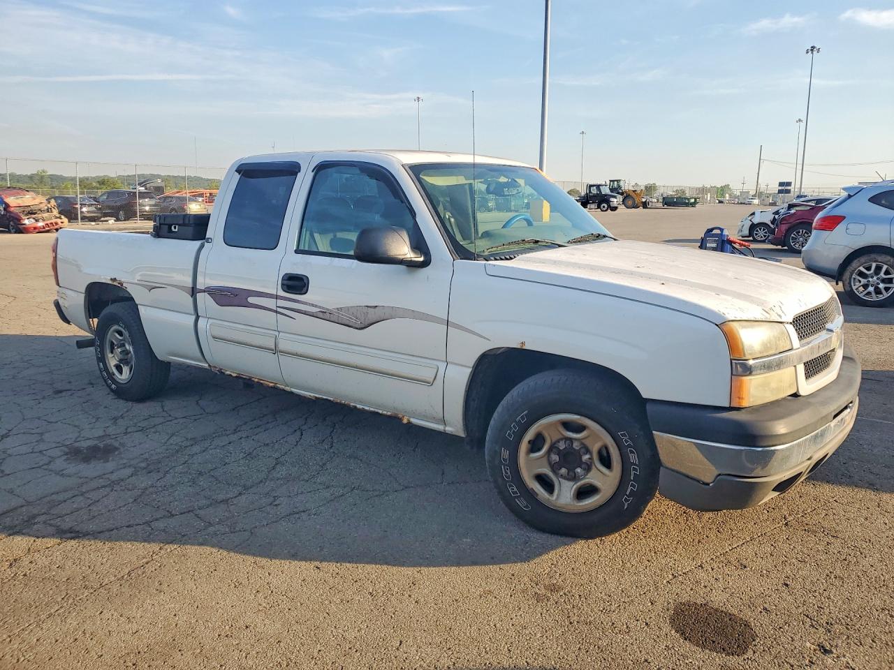 2004 Chevrolet Silverado C1500 White vin: 2GCEC19V041189700