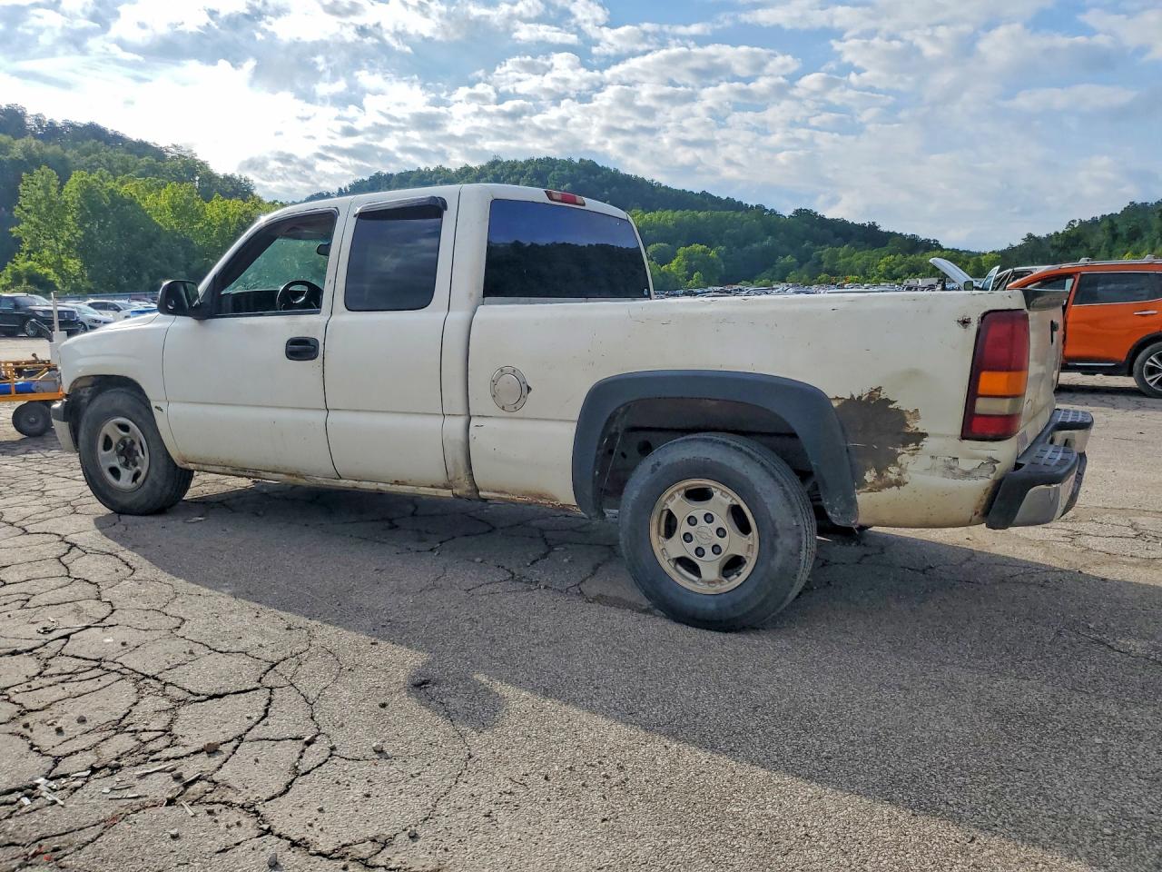 2001 Chevrolet Silverado C1500 White vin: 2GCEC19V111368016