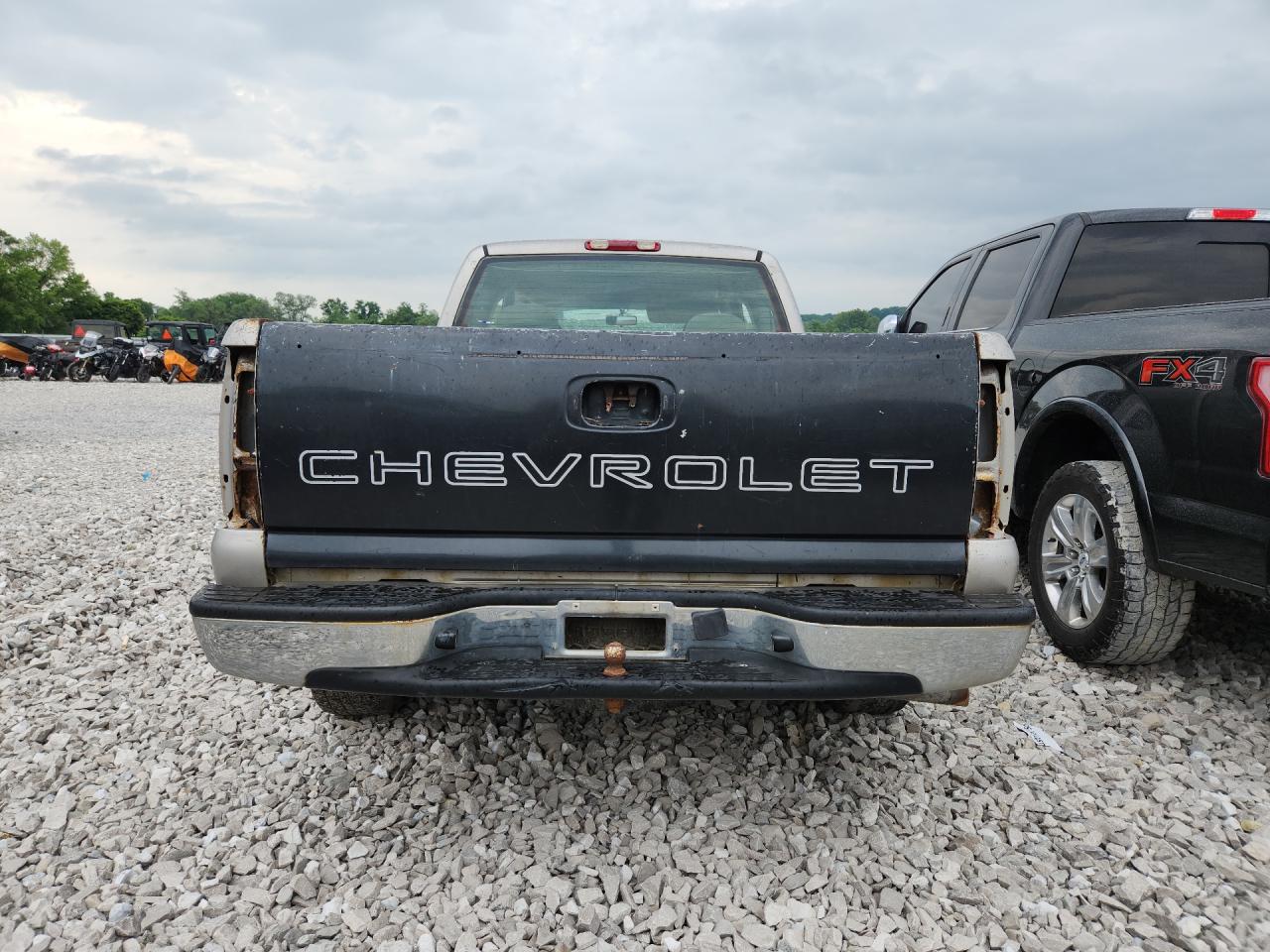 2004 Chevrolet Silverado C1500 Silver vin: 2GCEC19V141373981 Damage: Left Tail Light, Missing, Replacement Required
