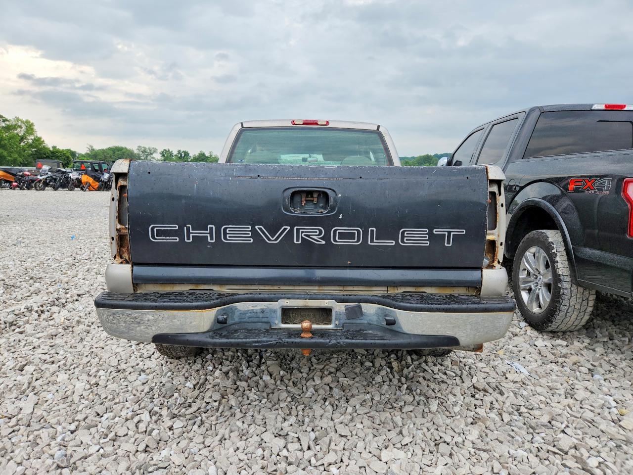 2004 Chevrolet Silverado C1500 Silver vin: 2GCEC19V141373981