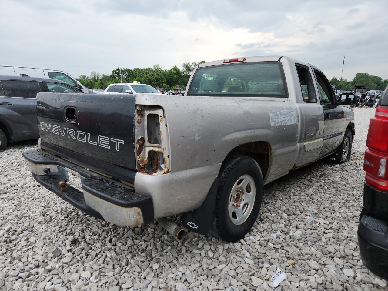 2004 Chevrolet Silverado C1500 Silver vin: 2GCEC19V141373981 Damage: Right Tail Light, Missing, Replacement Required