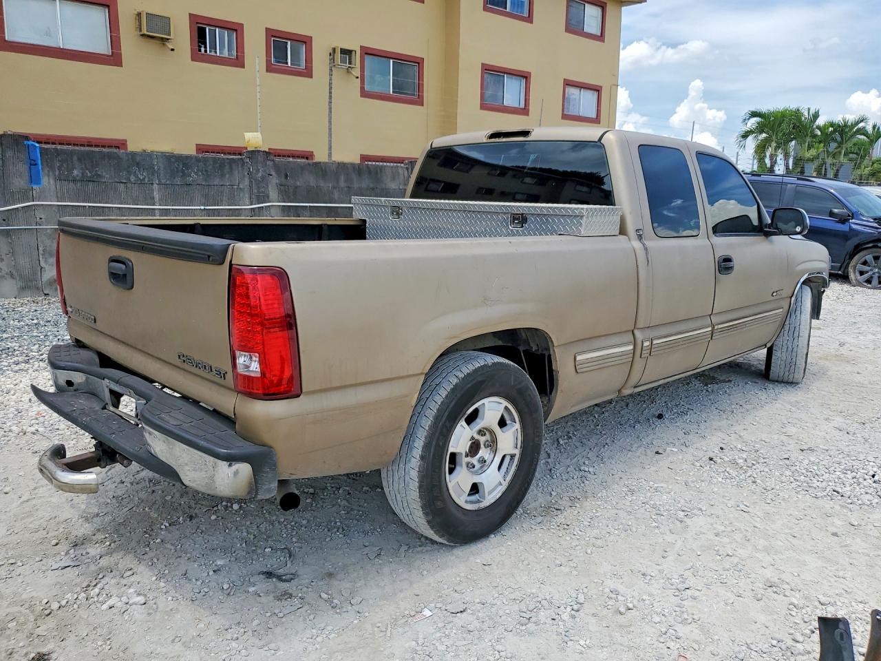 2001 Chevrolet Silverado C1500 Желто-коричневый vin: 2GCEC19V211121555