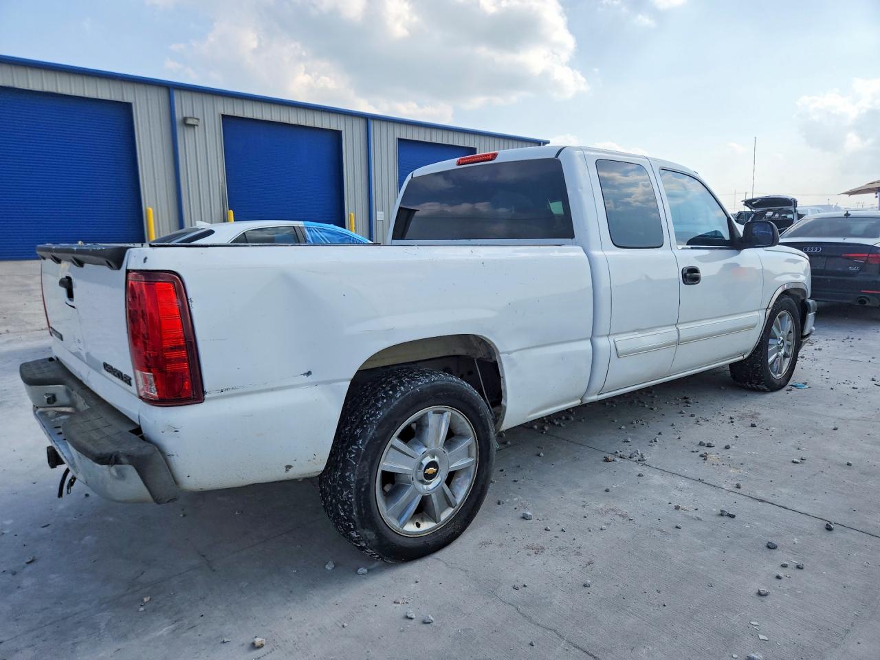 2003 Chevrolet Silverado C1500 White vin: 2GCEC19V431118319
