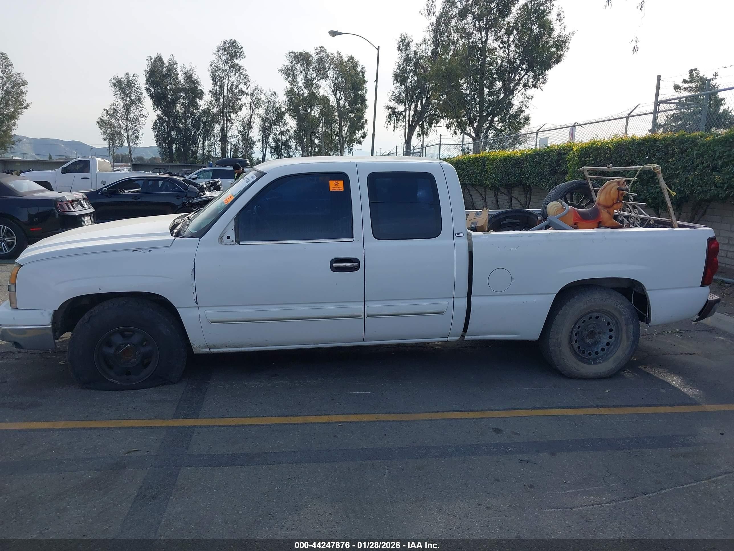 2004 Chevrolet Silverado 1500 Ls Белый vin: 2GCEC19V441105572