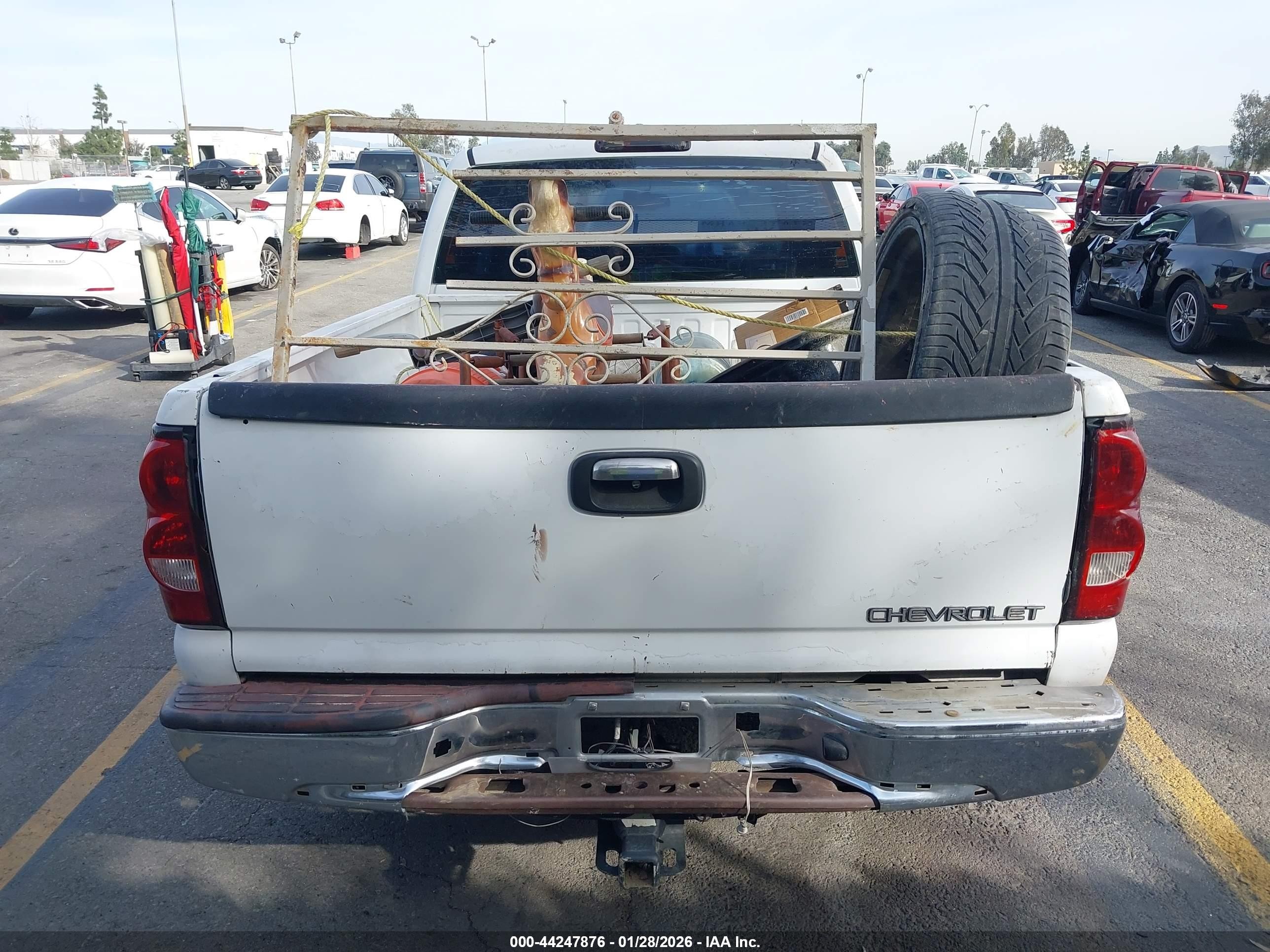 2004 Chevrolet Silverado 1500 Ls Белый vin: 2GCEC19V441105572