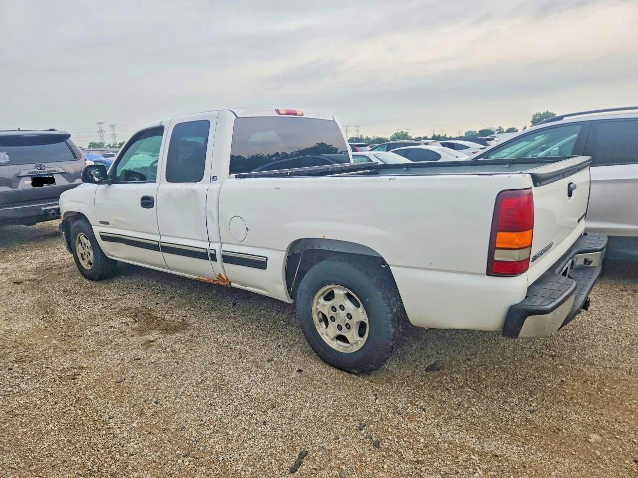 2002 Chevrolet Silverado C1500 White vin: 2GCEC19V521392546