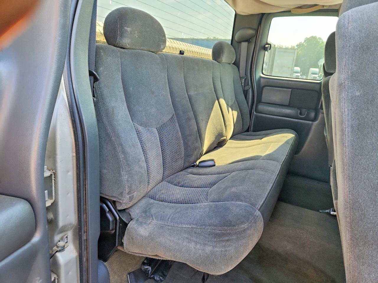 2004 Chevrolet Silverado C1500 Серебряный vin: 2GCEC19V641386516