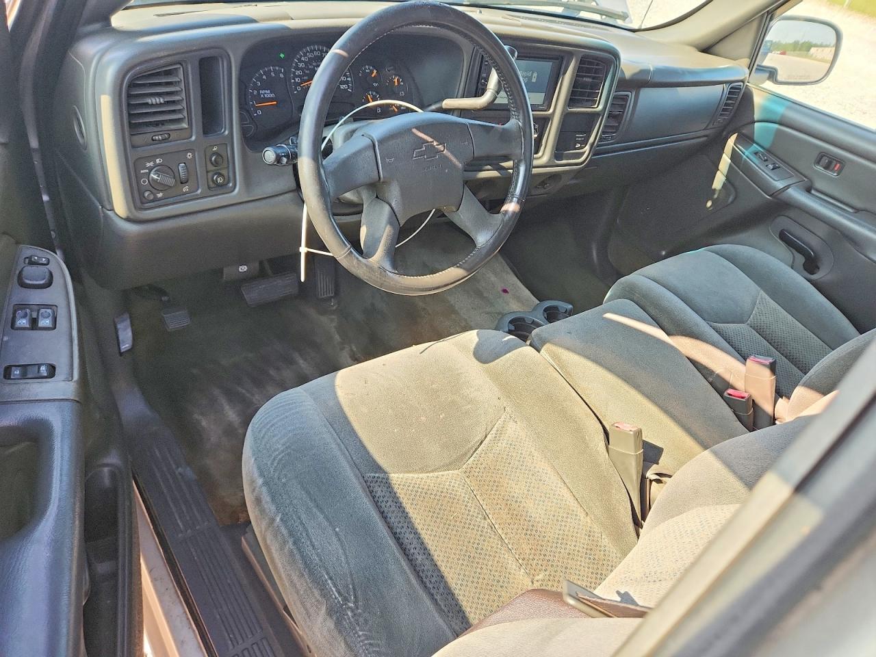 2004 Chevrolet Silverado C1500 Серебряный vin: 2GCEC19V641386516
