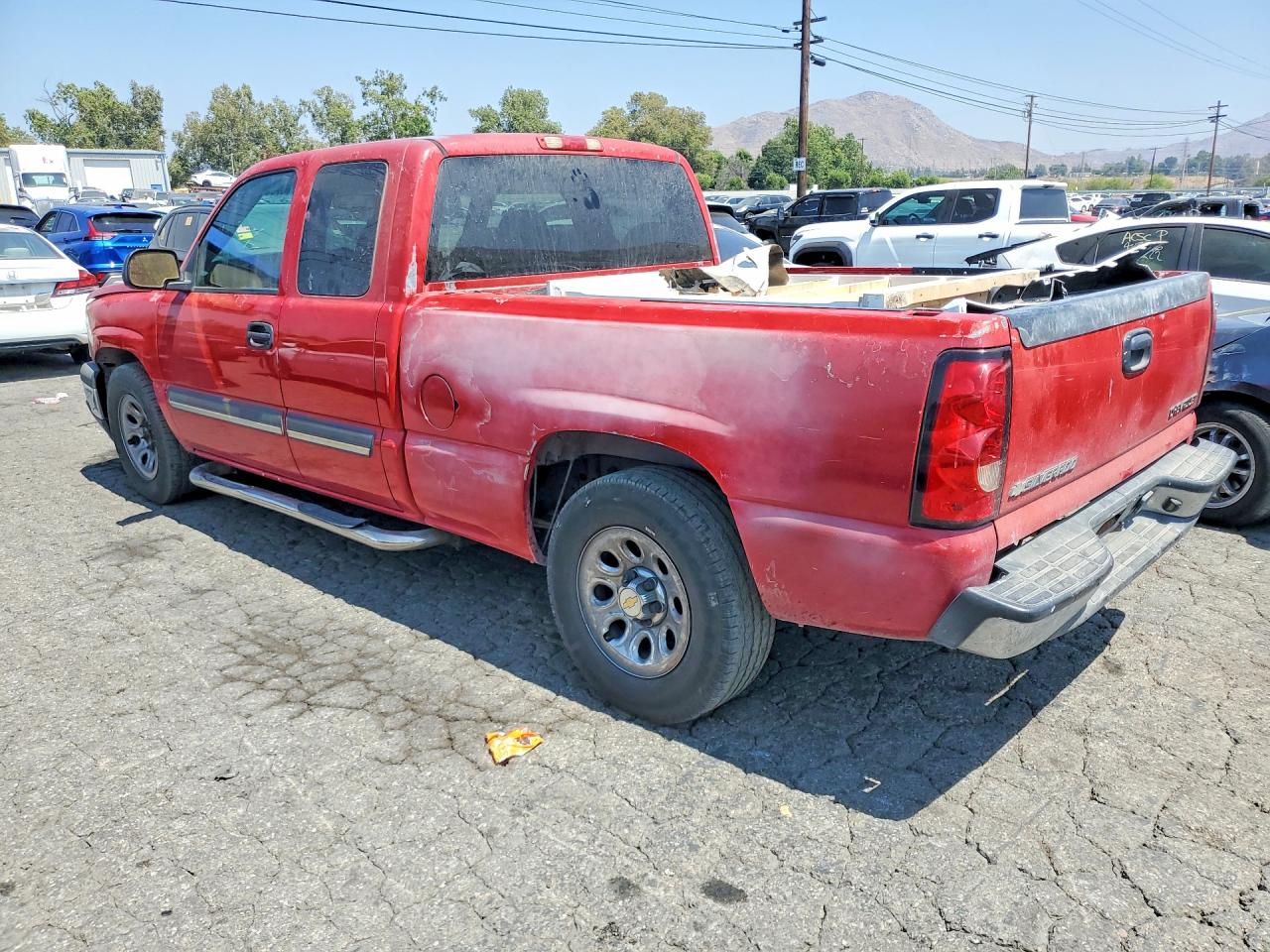 2005 Chevrolet Silverado C1500 Red vin: 2GCEC19V651274056