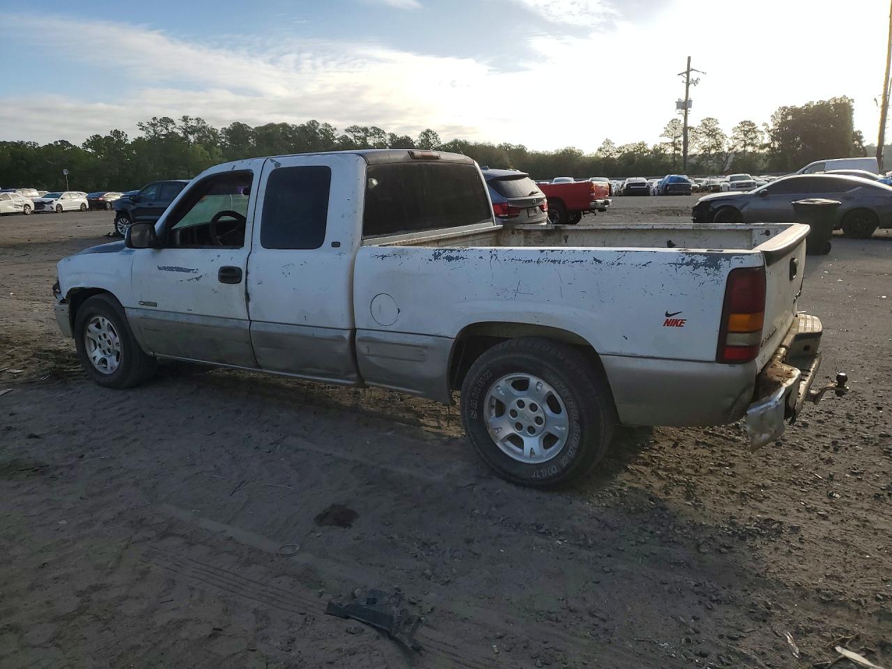 2000 Chevy Silverado White vin: 2GCEC19V6Y1109855
