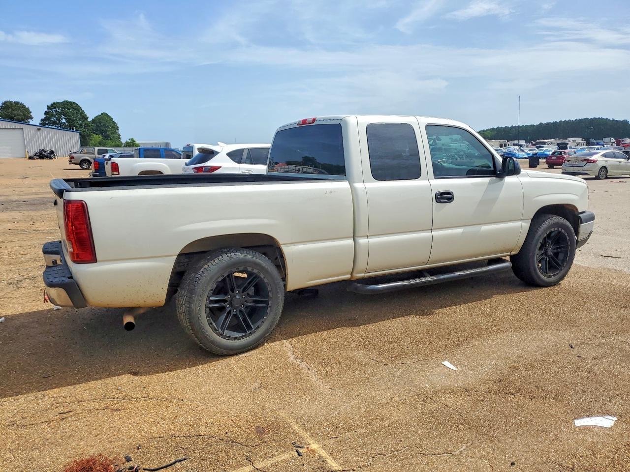 2003 Chevrolet Silverado C1500 White vin: 2GCEC19V731143151