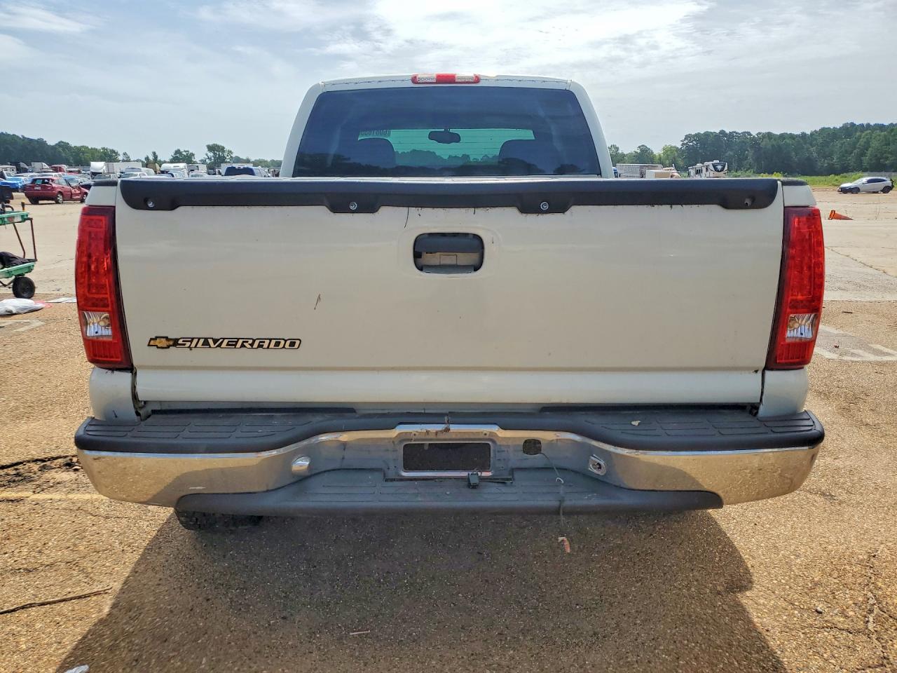 2003 Chevrolet Silverado C1500 White vin: 2GCEC19V731143151