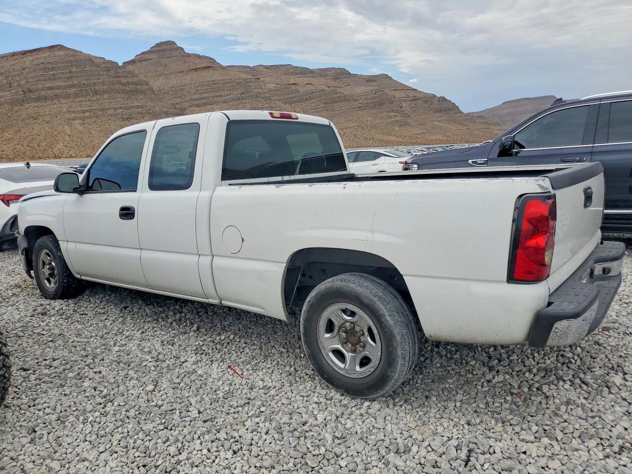 2004 Chevrolet Silverado C1500 White vin: 2GCEC19V741188141