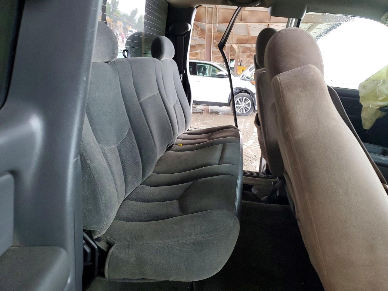 2004 Chevrolet Silverado C1500 Silver vin: 2GCEC19V741323098