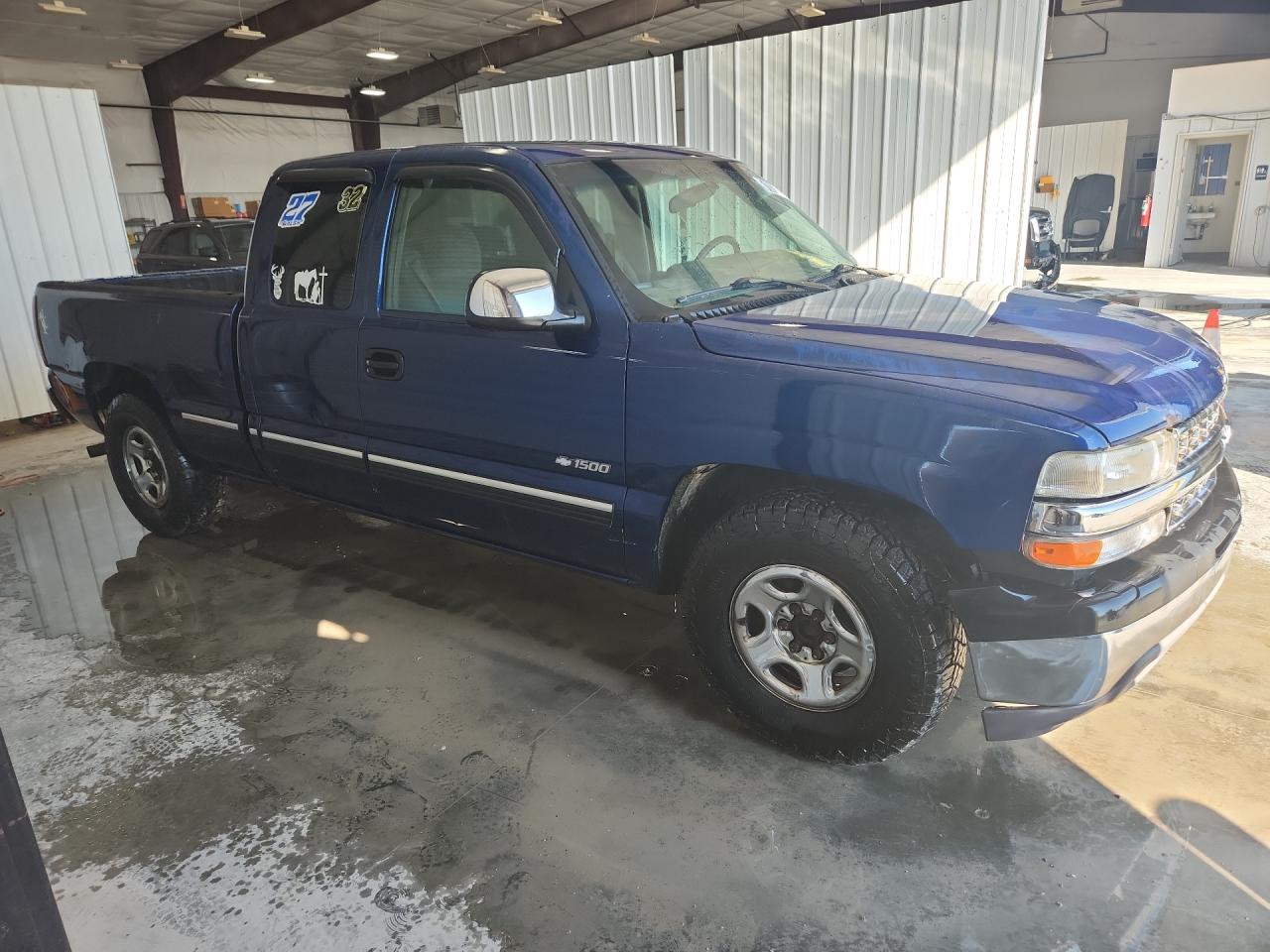 2002 Chevrolet Silverado C1500 Blue vin: 2GCEC19V921282065 Damage: Right Front Fender, Chipped, 4
