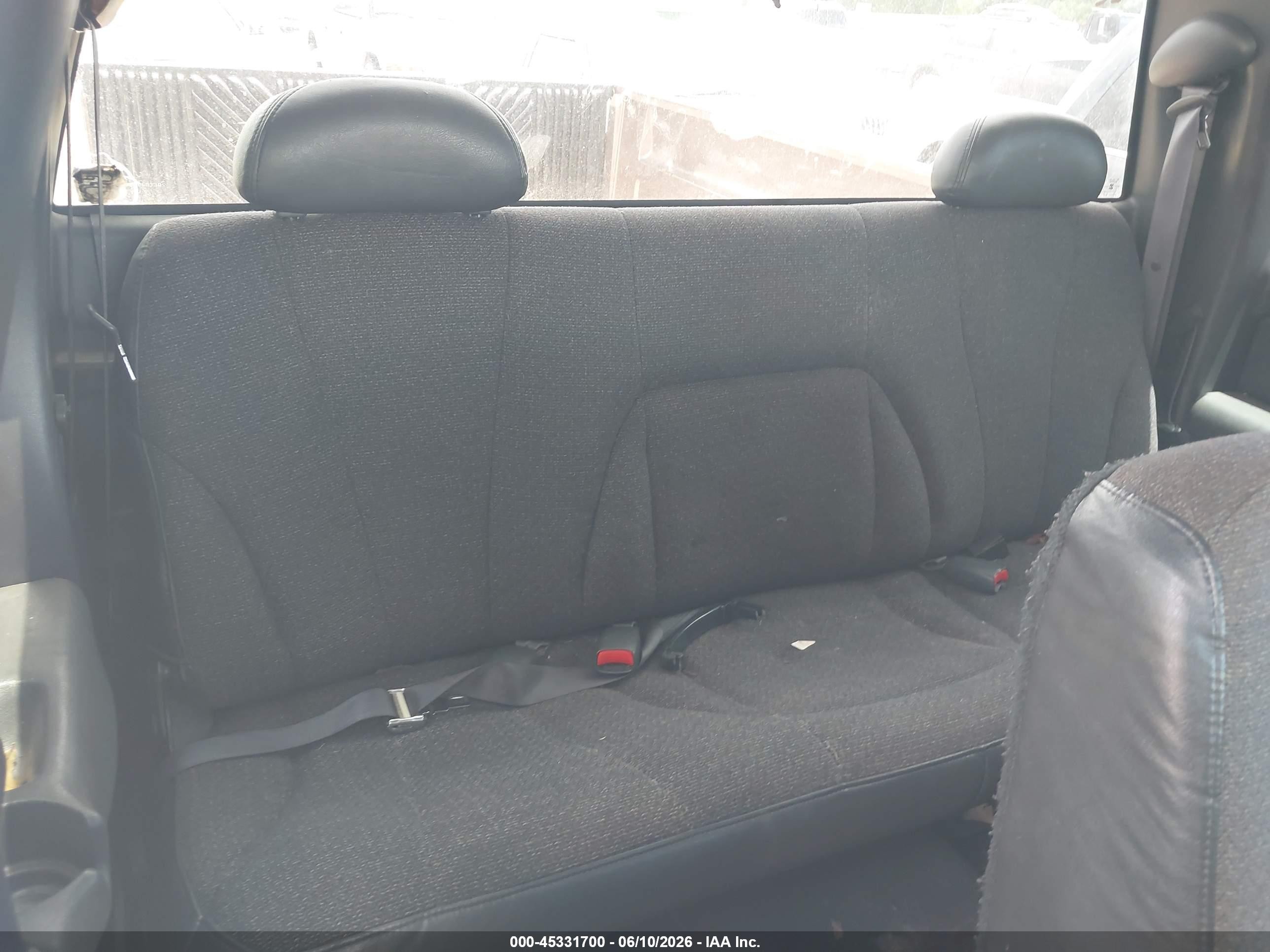 2000 Chevrolet Silverado 1500   Silver vin: 2GCEC19V9Y1249737