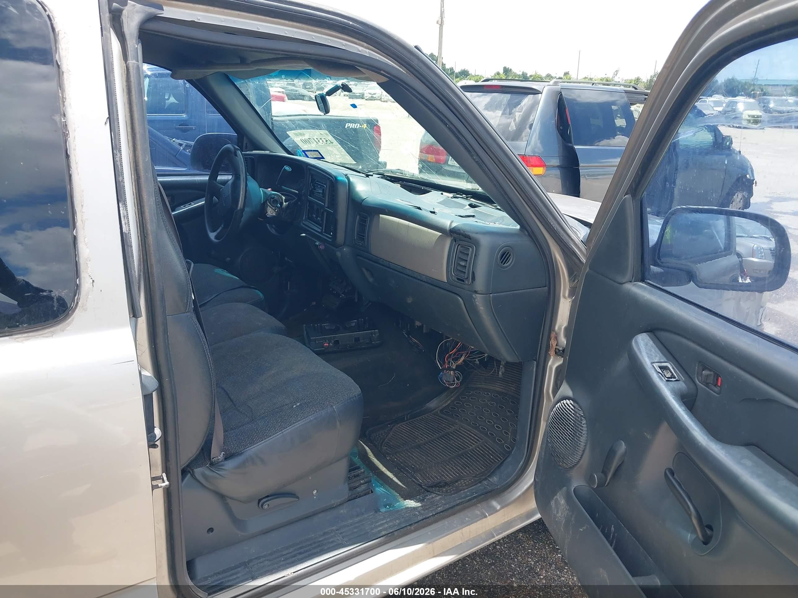 2000 Chevrolet Silverado 1500   Silver vin: 2GCEC19V9Y1249737
