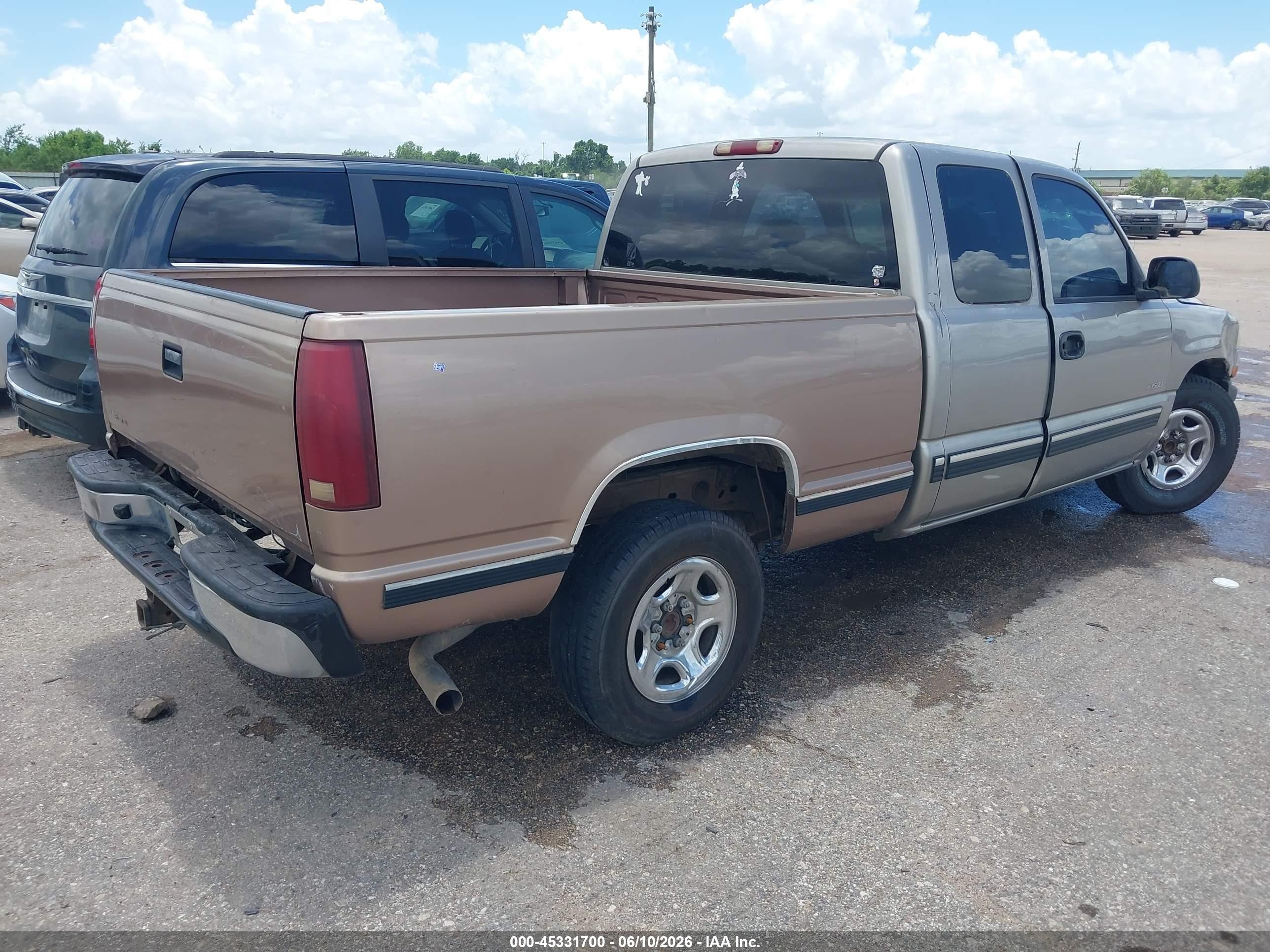 2000 Chevrolet Silverado 1500   Silver vin: 2GCEC19V9Y1249737