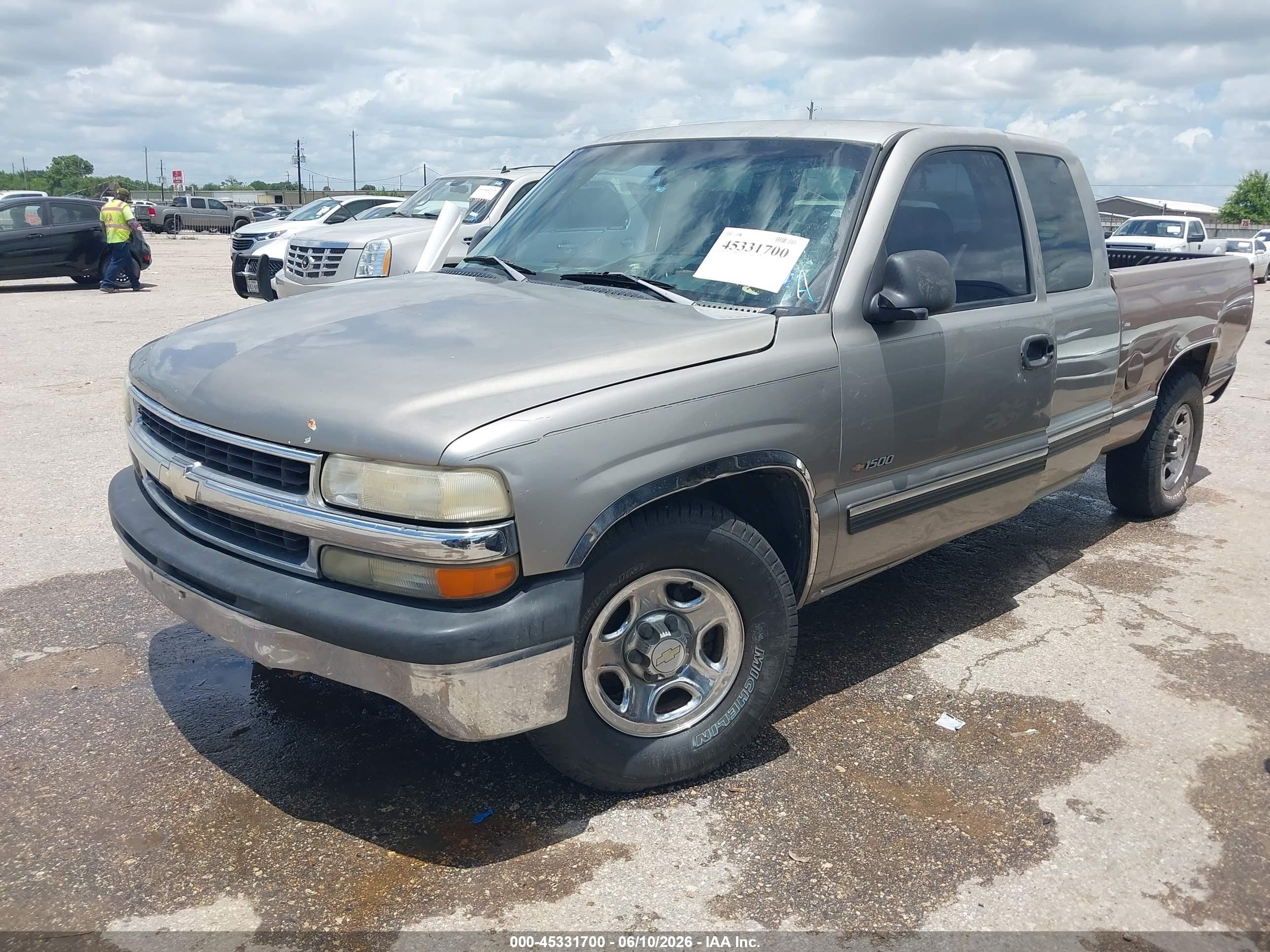 2000 Chevrolet Silverado 1500   Silver vin: 2GCEC19V9Y1249737