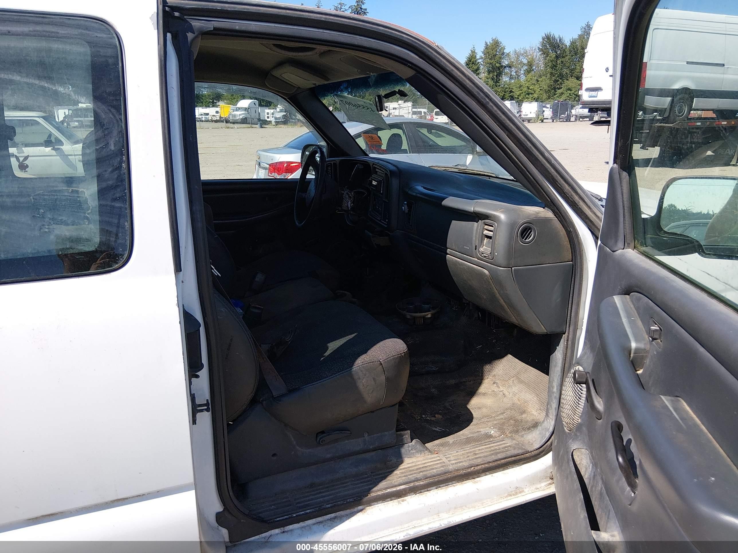 2001 Chevrolet Silverado 1500   White vin: 2GCEC19VX11397451