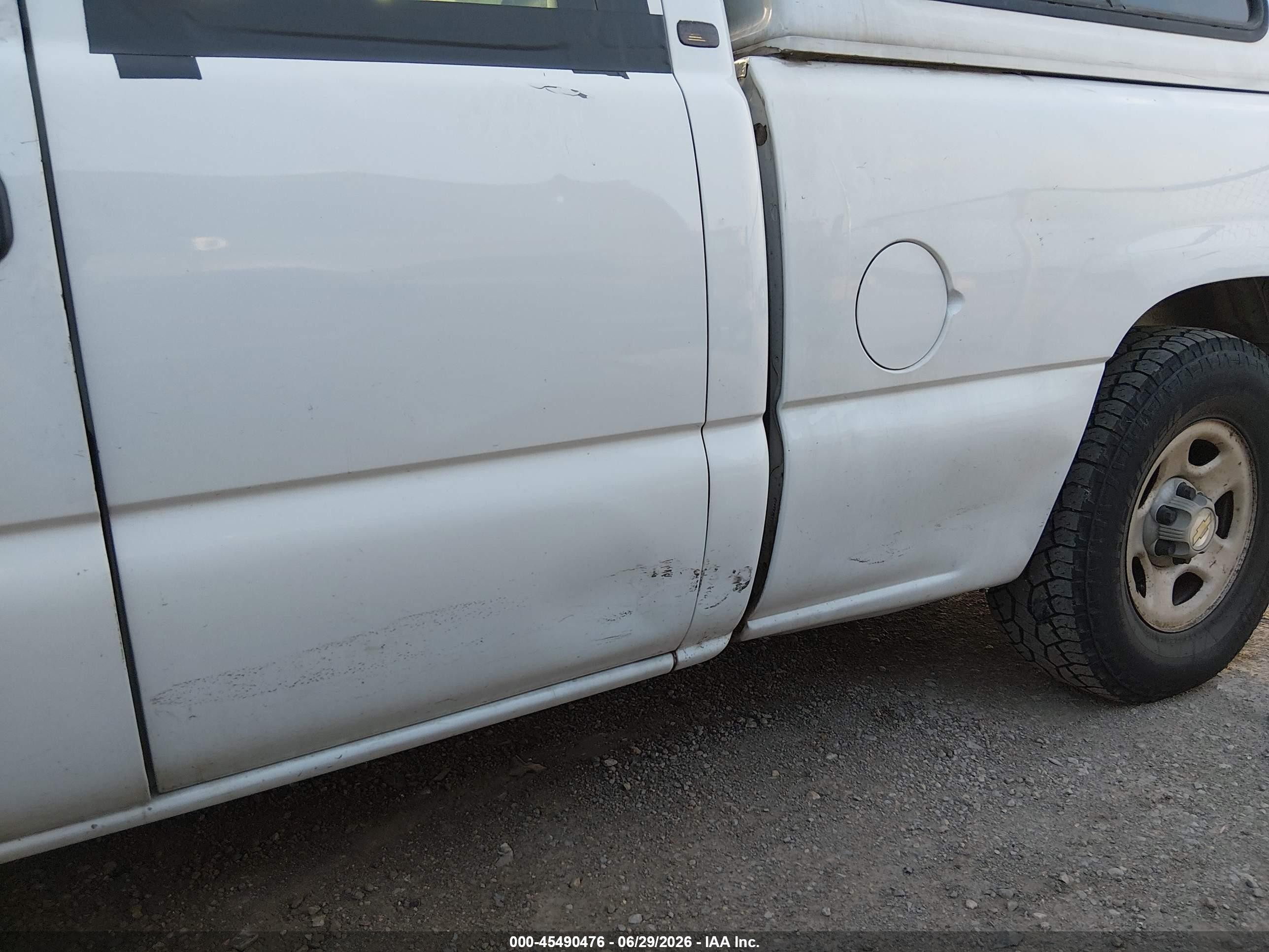 2001 Chevrolet Silverado 1500   White vin: 2GCEC19W111203821
