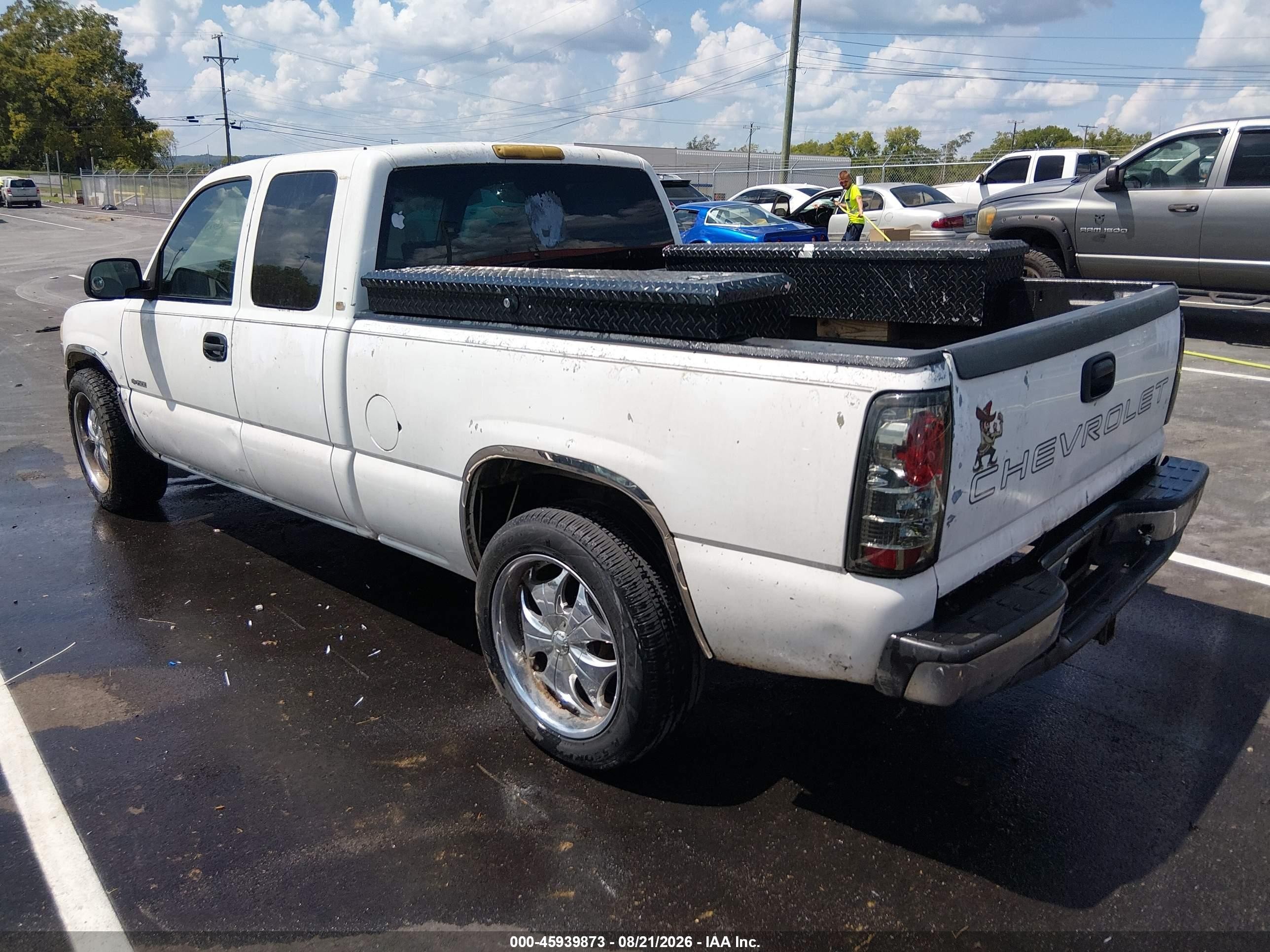 2002 Chevrolet Silverado 1500   White vin: 2GCEC19W321393087