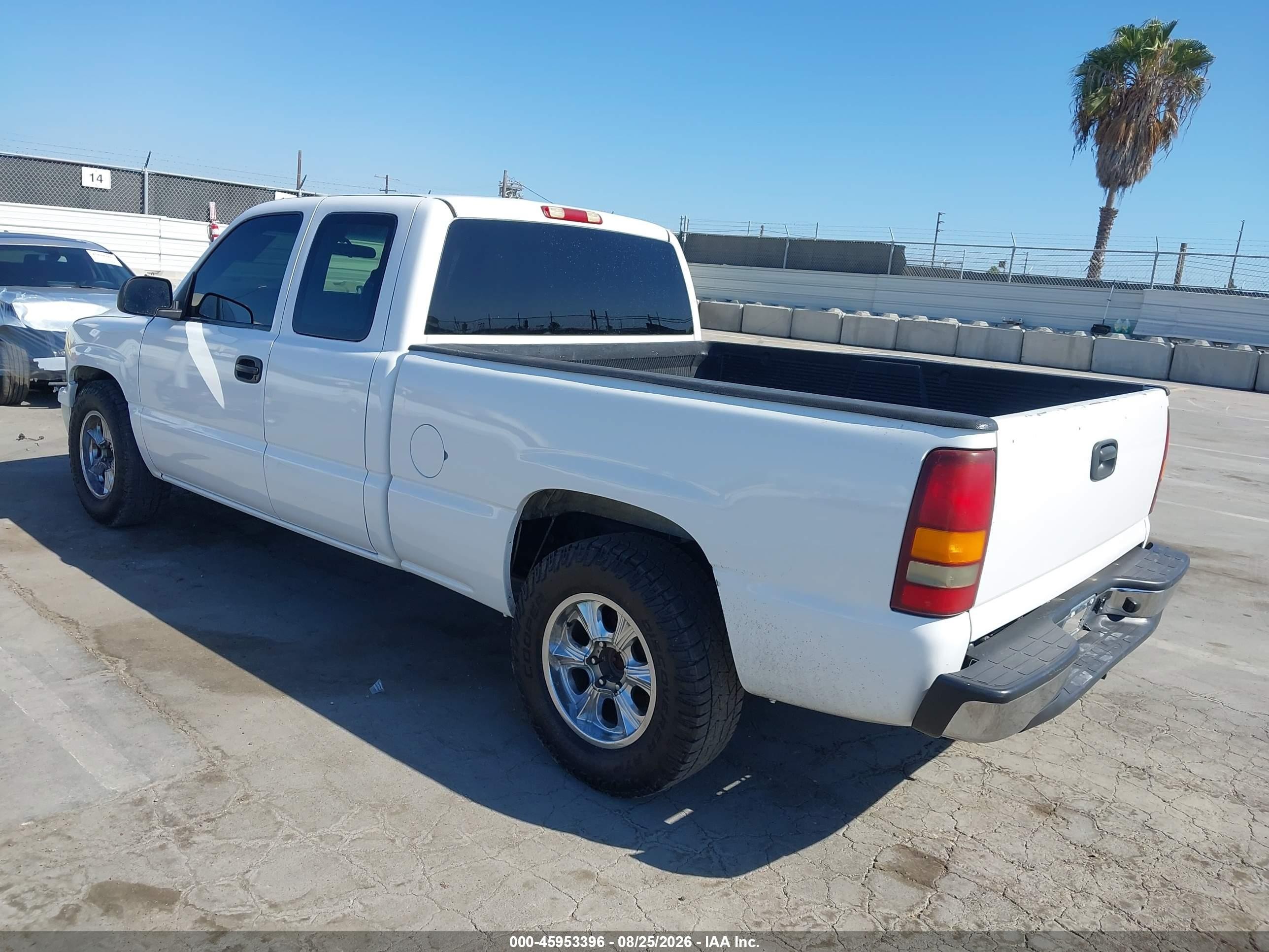 2002 Chevrolet Silverado 1500   White vin: 2GCEC19X021384534