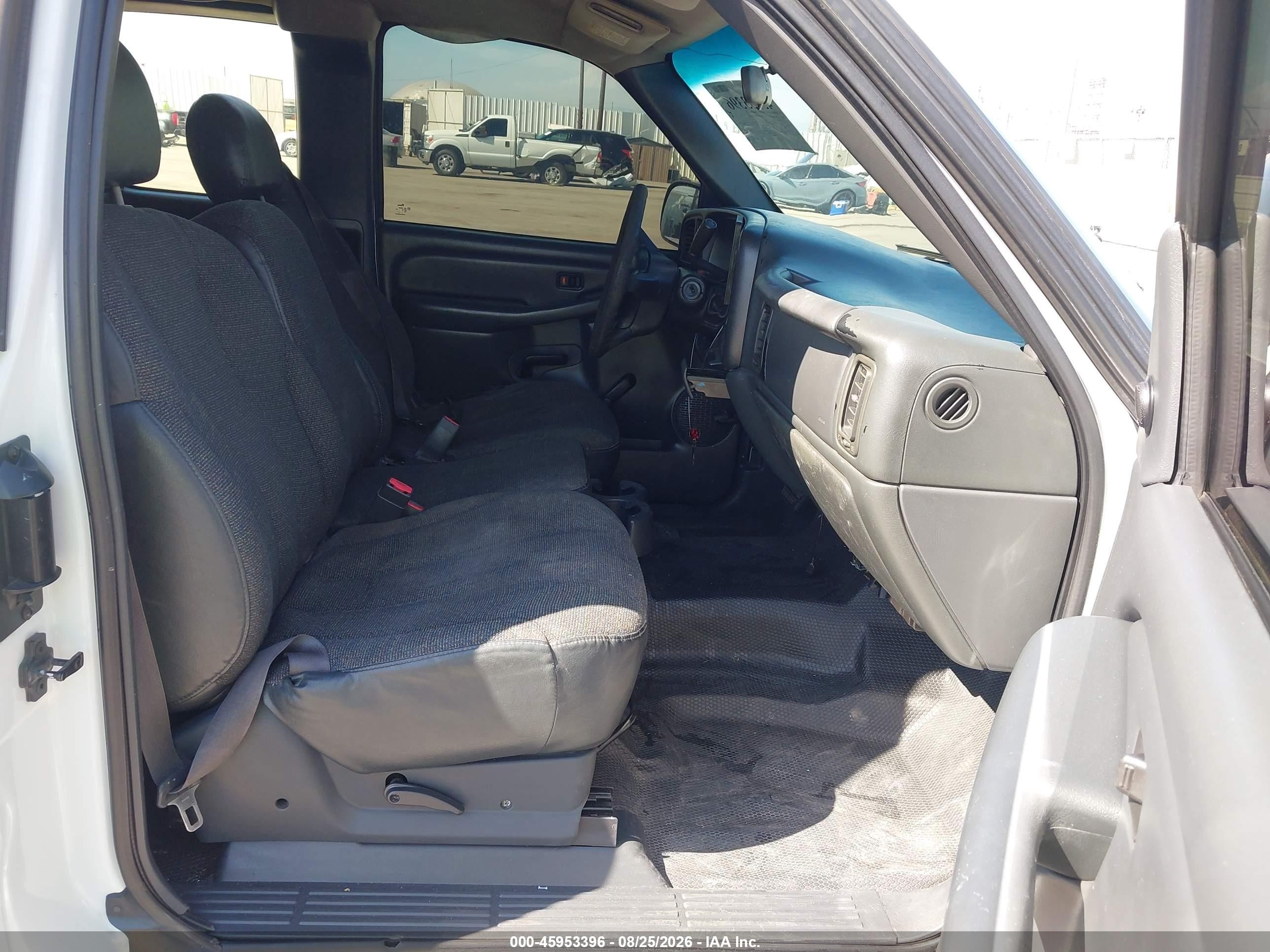 2002 Chevrolet Silverado 1500   White vin: 2GCEC19X021384534
