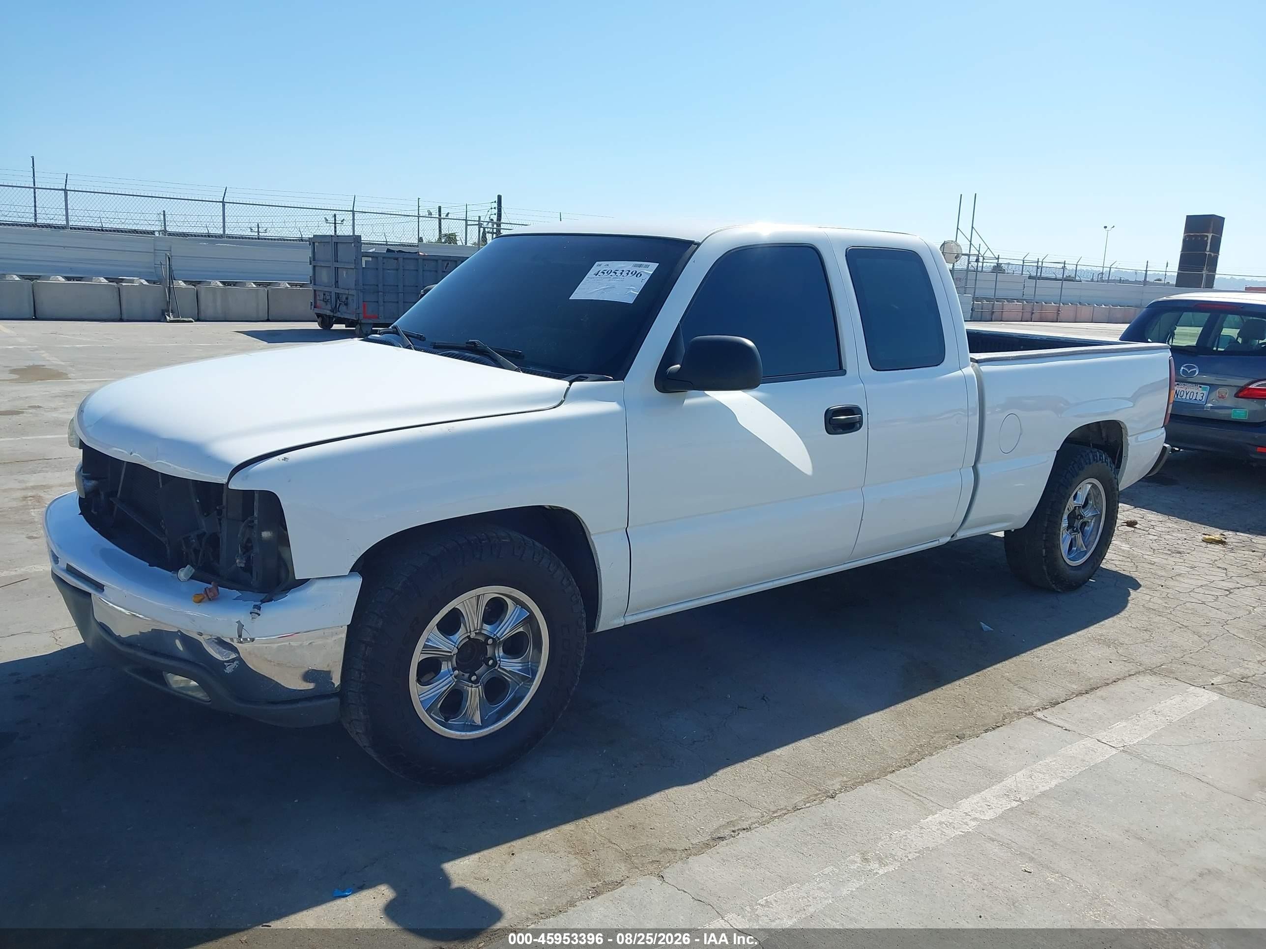 2002 Chevrolet Silverado 1500   White vin: 2GCEC19X021384534