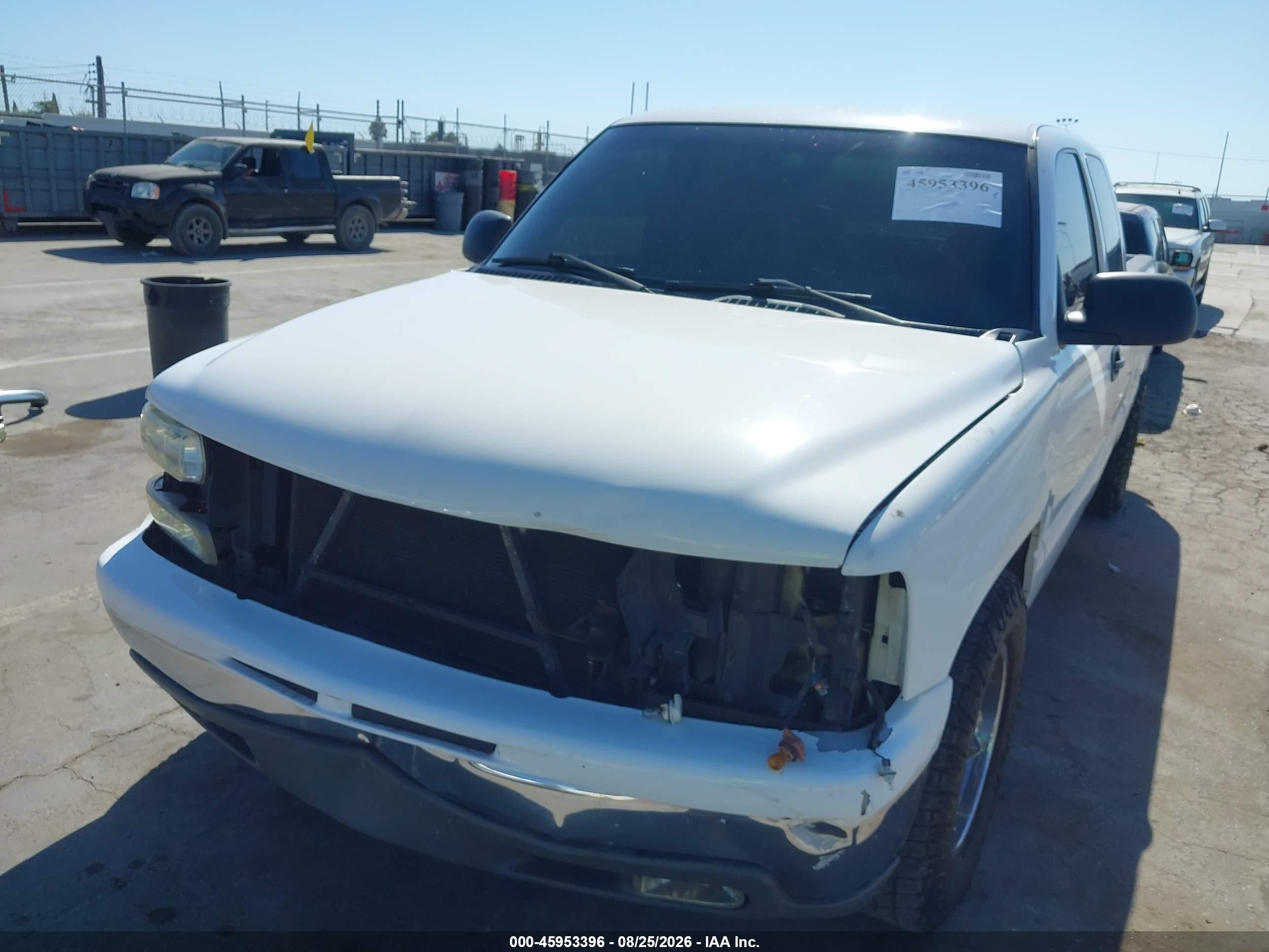 2002 Chevrolet Silverado 1500   White vin: 2GCEC19X021384534