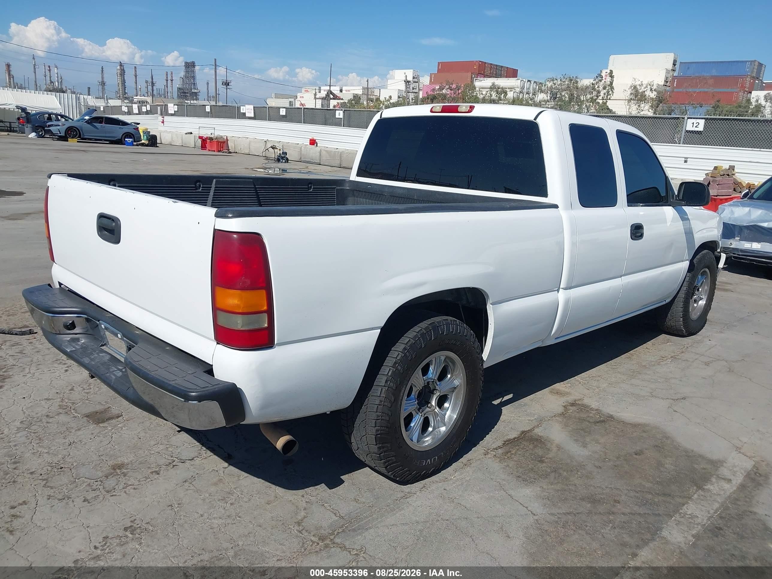 2002 Chevrolet Silverado 1500   White vin: 2GCEC19X021384534