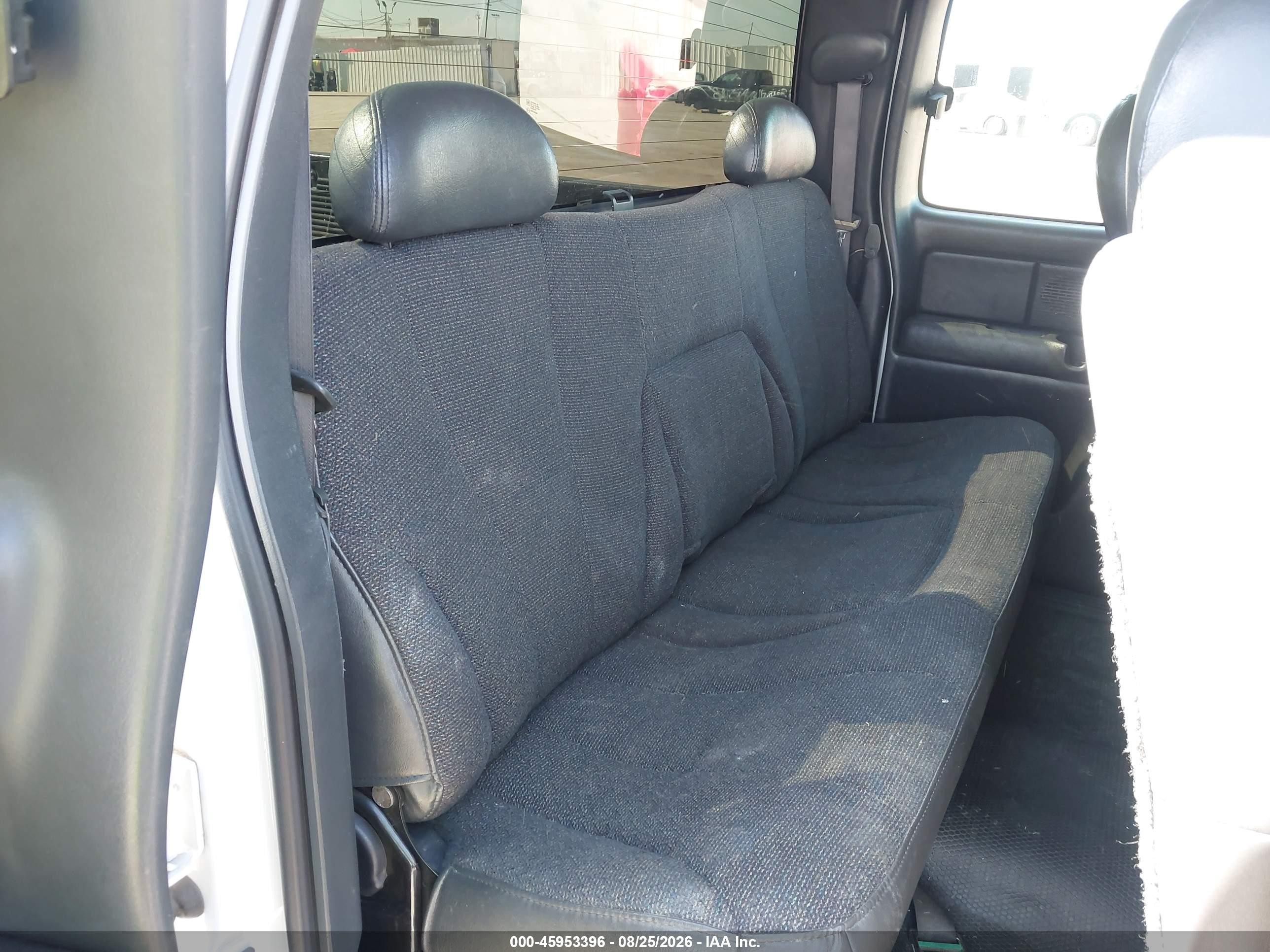 2002 Chevrolet Silverado 1500   White vin: 2GCEC19X021384534