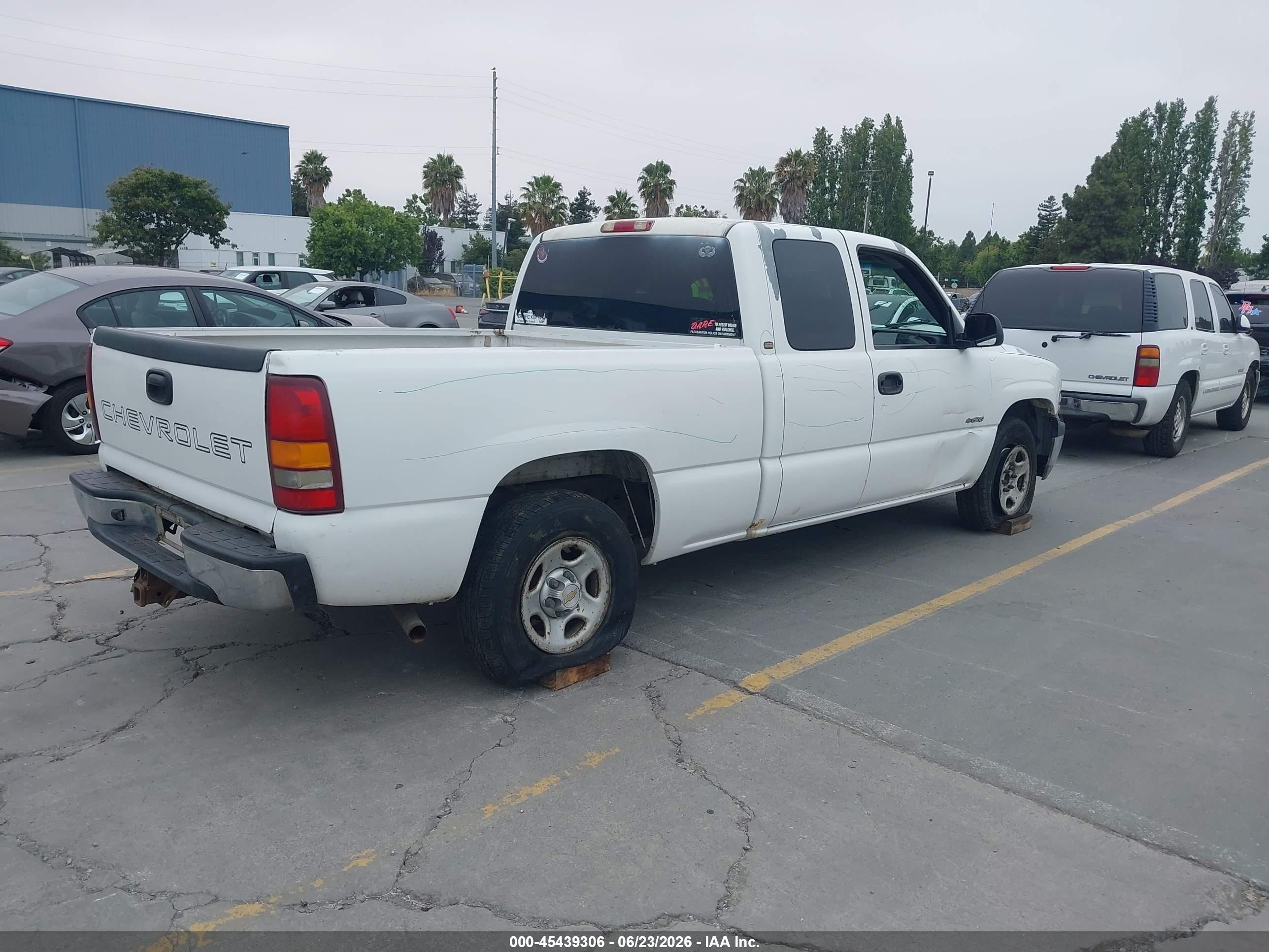 2002 Chevrolet Silverado 1500   White vin: 2GCEC19X221396653