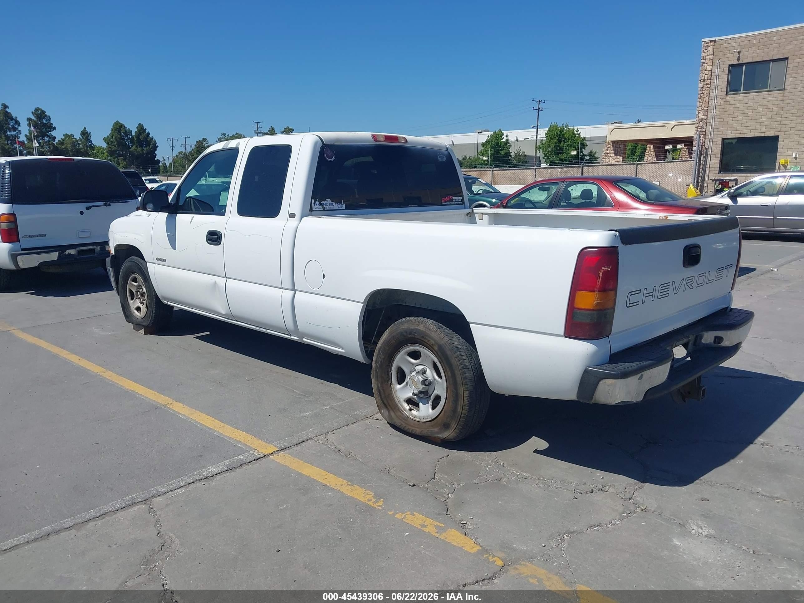 2002 Chevrolet Silverado 1500   White vin: 2GCEC19X221396653