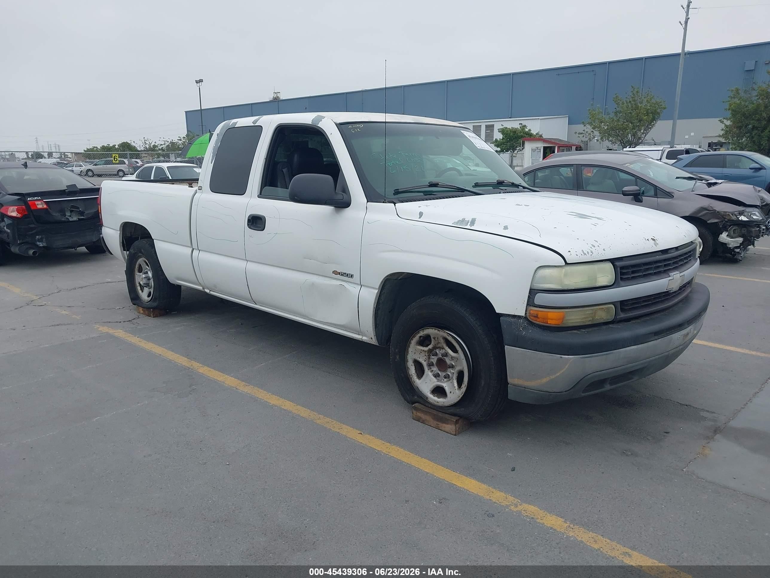 2002 Chevrolet Silverado 1500   Белый vin: 2GCEC19X221396653