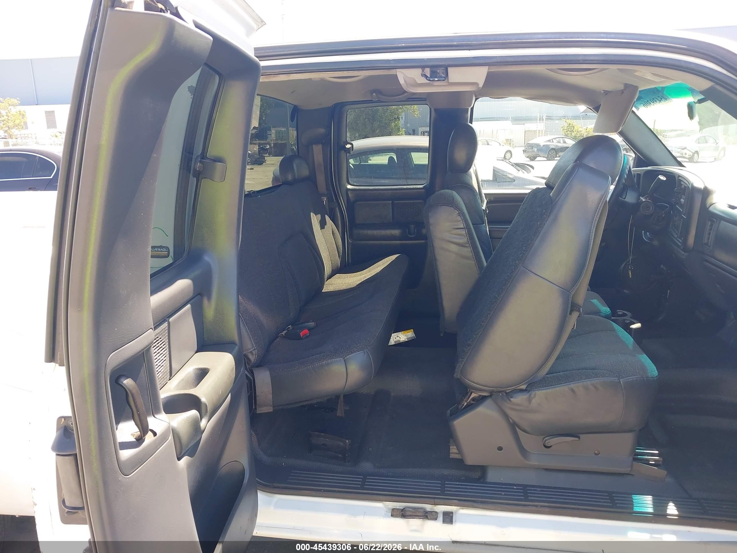 2002 Chevrolet Silverado 1500   White vin: 2GCEC19X221396653