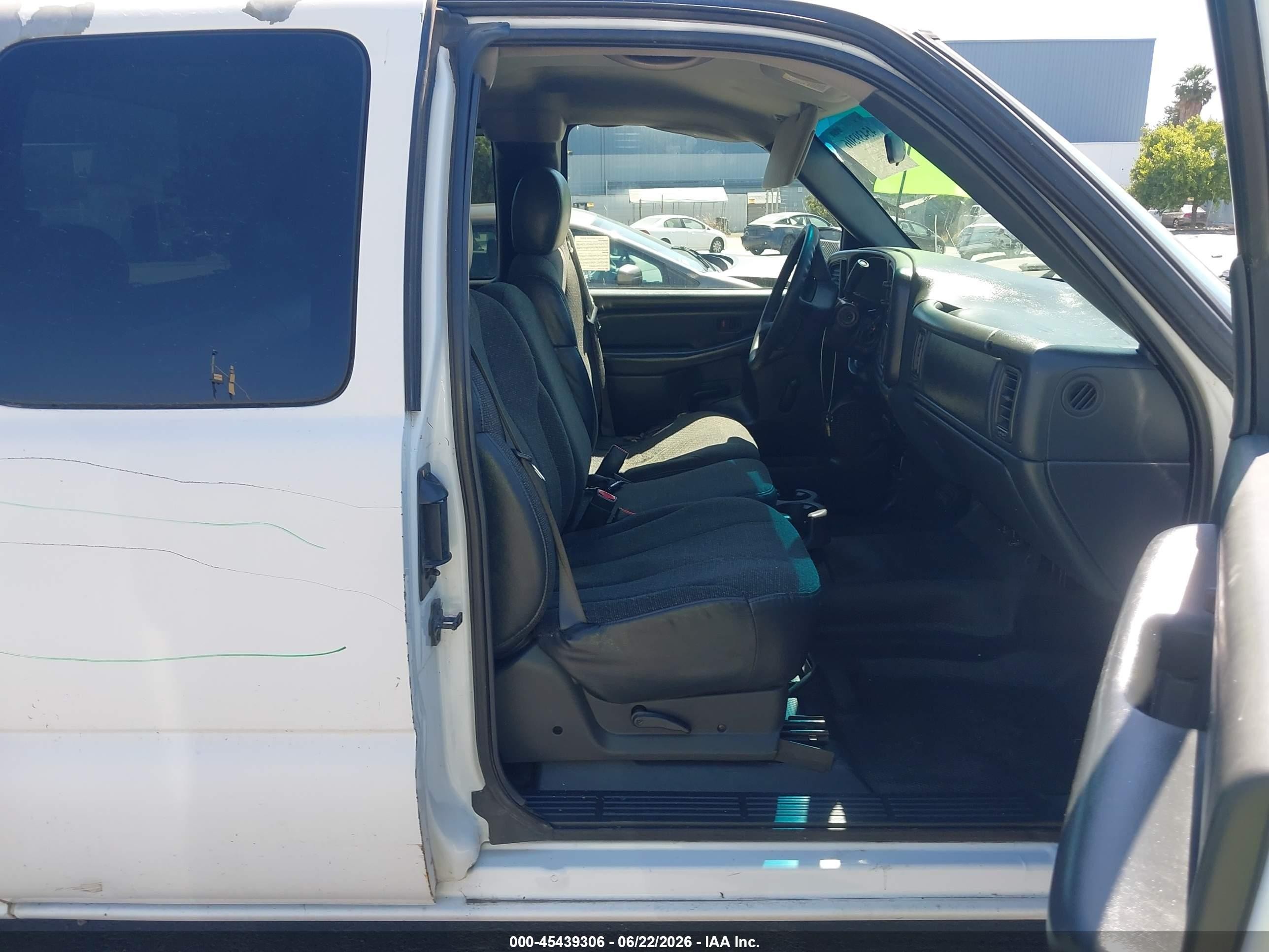 2002 Chevrolet Silverado 1500   White vin: 2GCEC19X221396653