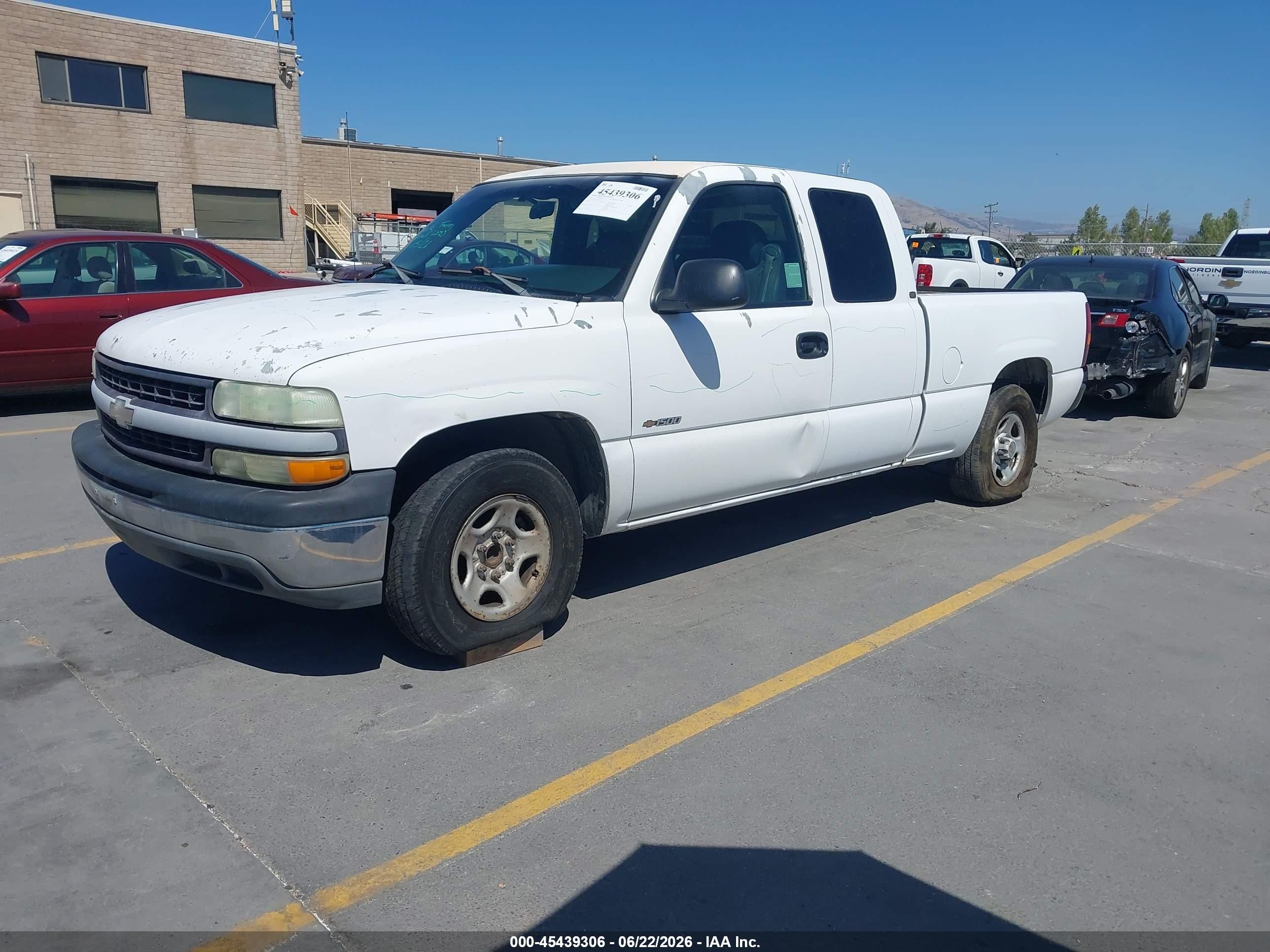 2002 Chevrolet Silverado 1500   White vin: 2GCEC19X221396653