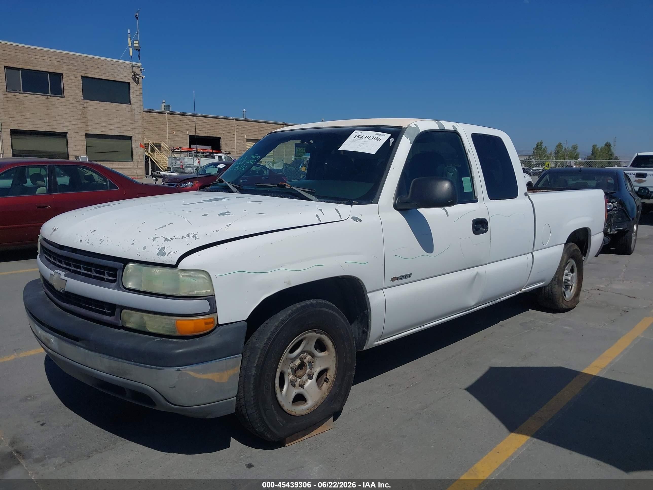 2002 Chevrolet Silverado 1500   White vin: 2GCEC19X221396653
