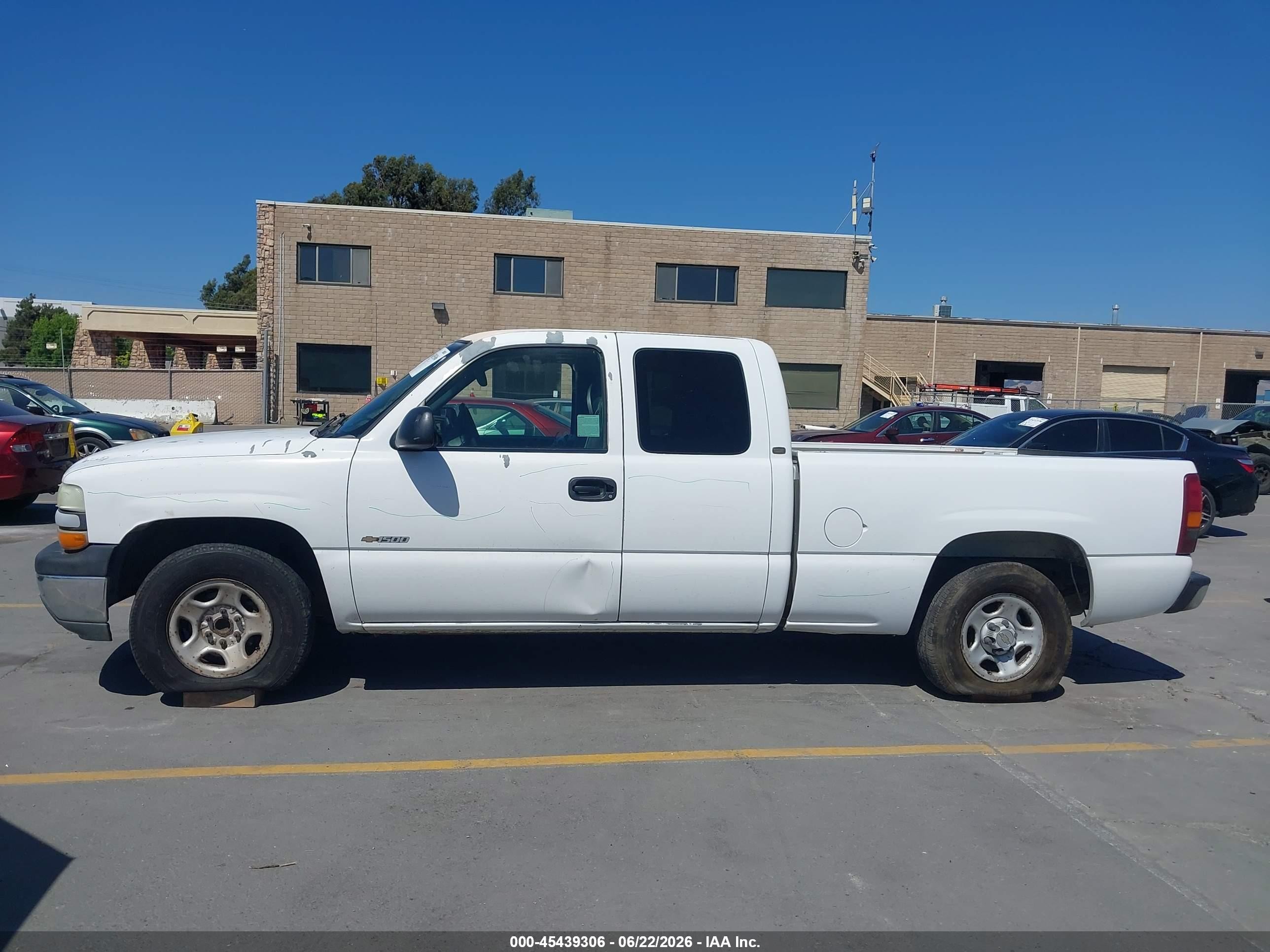 2002 Chevrolet Silverado 1500   White vin: 2GCEC19X221396653